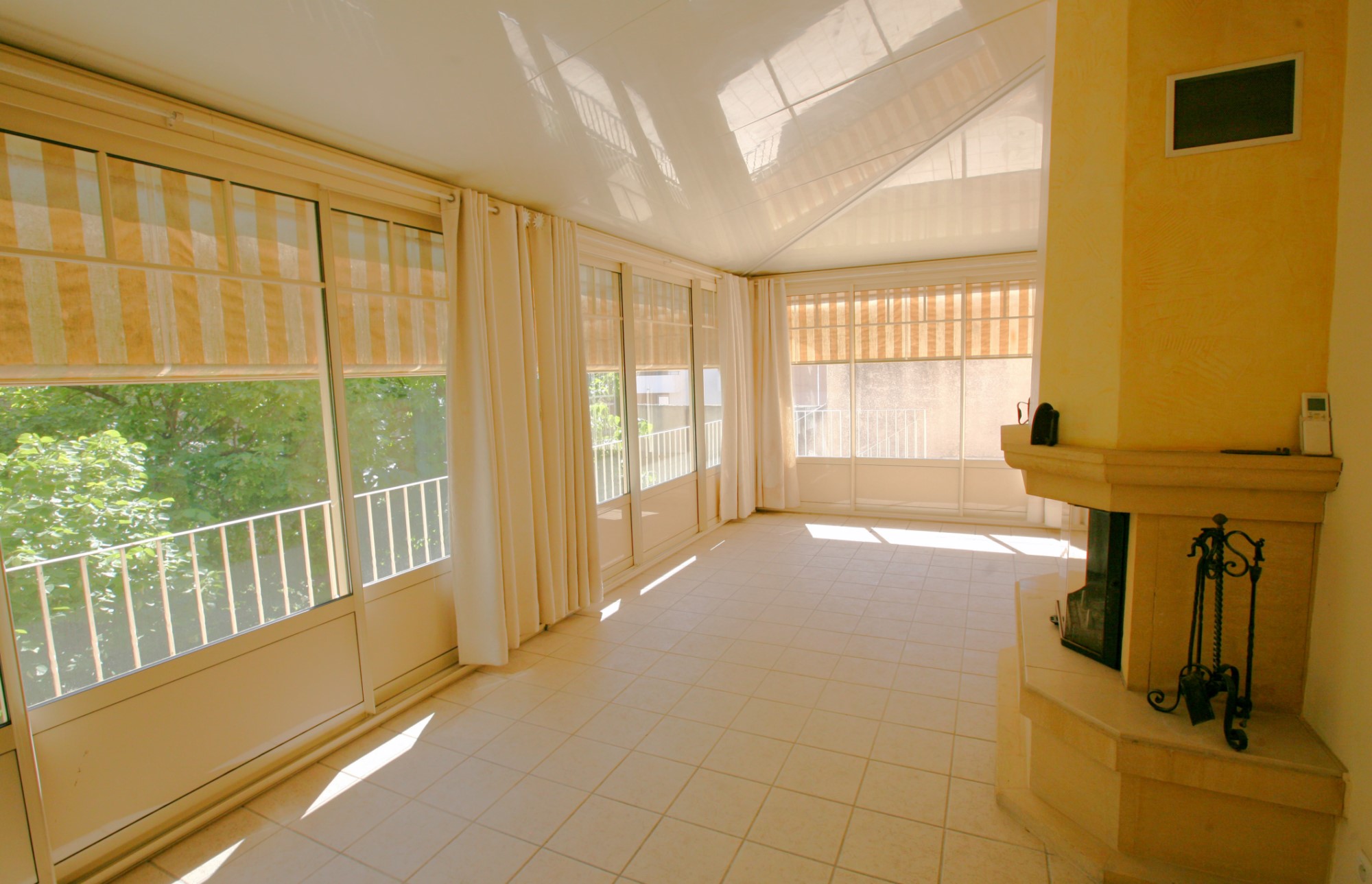 For sale, in a lively town of Luberon, large town mansion with private garden