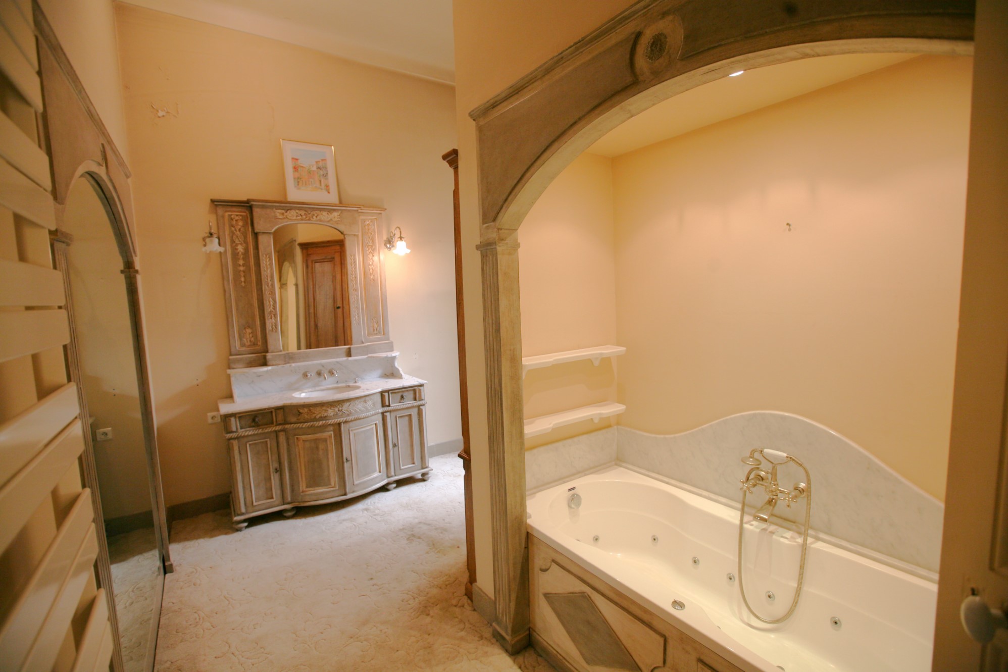For sale, in a lively town of Luberon, large town mansion with private garden