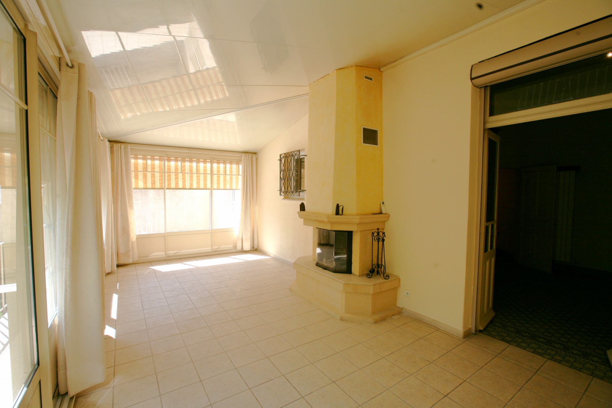 For sale, in a lively town of Luberon, large town mansion with private garden