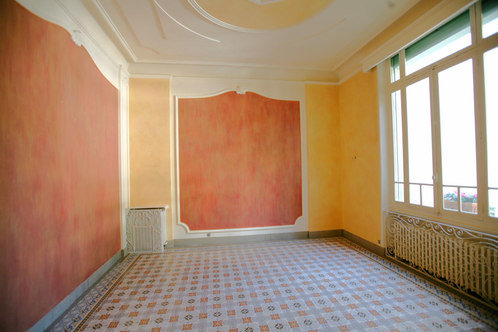 For sale, in a lively town of Luberon, large town mansion with private garden