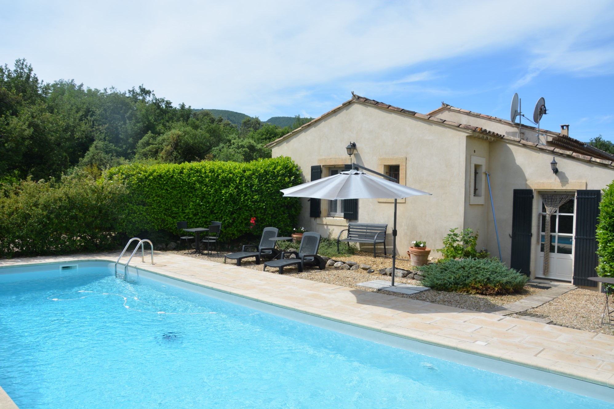 Modern villa with pool for sale in the Luberon Park