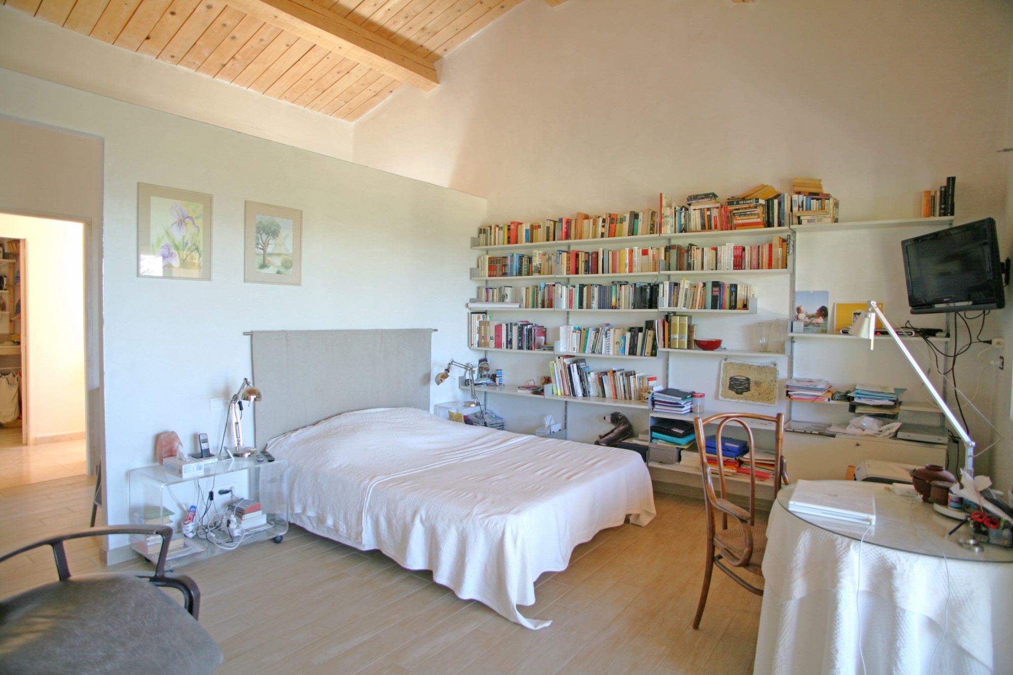 For sale in Viens, modern house with superb views of the Luberon