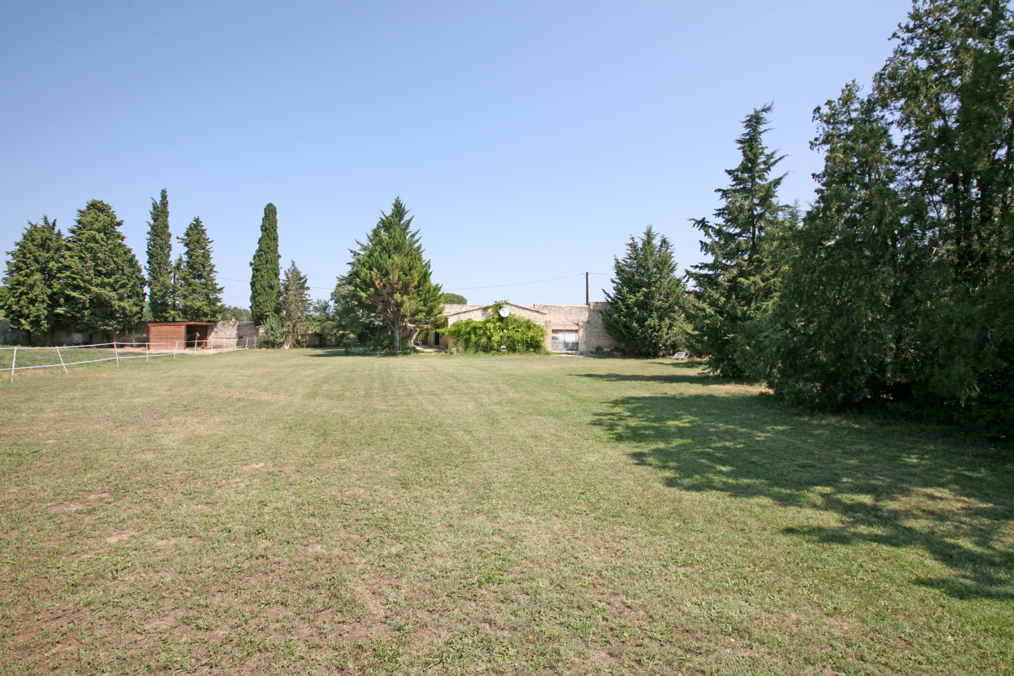For sale, castle with outbuildings located between Uzès and Avignon