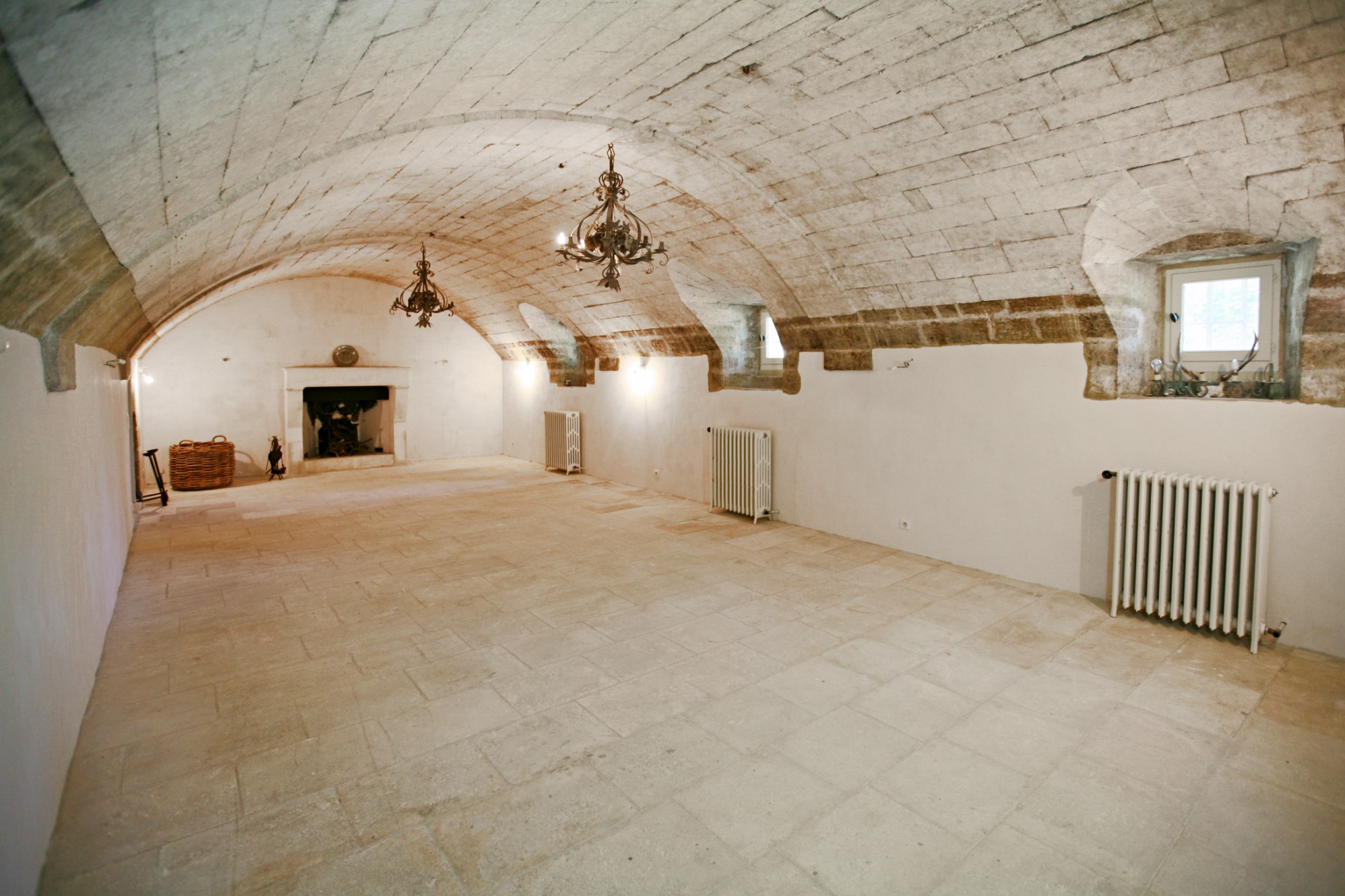 For sale, castle with outbuildings located between Uzès and Avignon