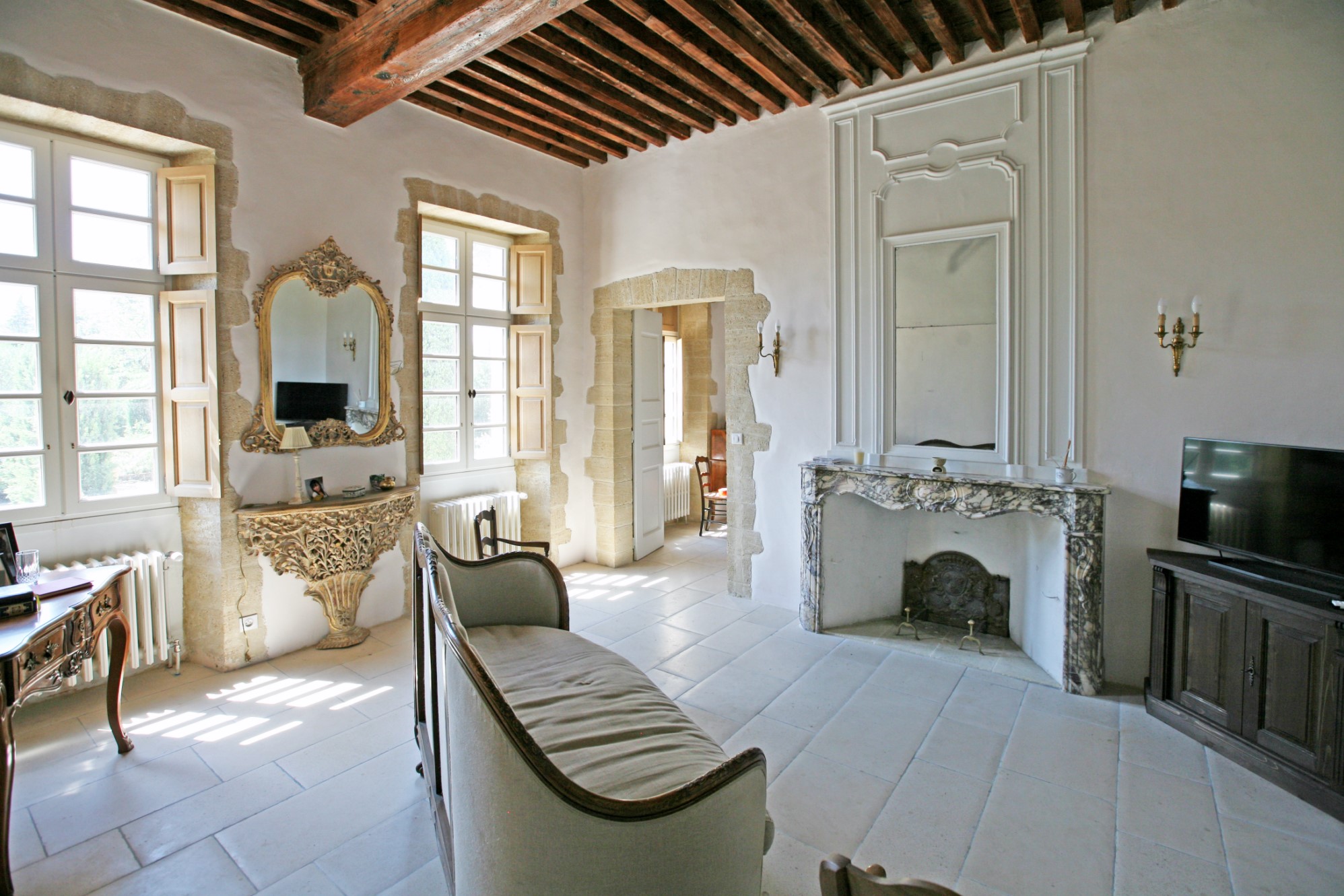 For sale, castle with outbuildings located between Uzès and Avignon