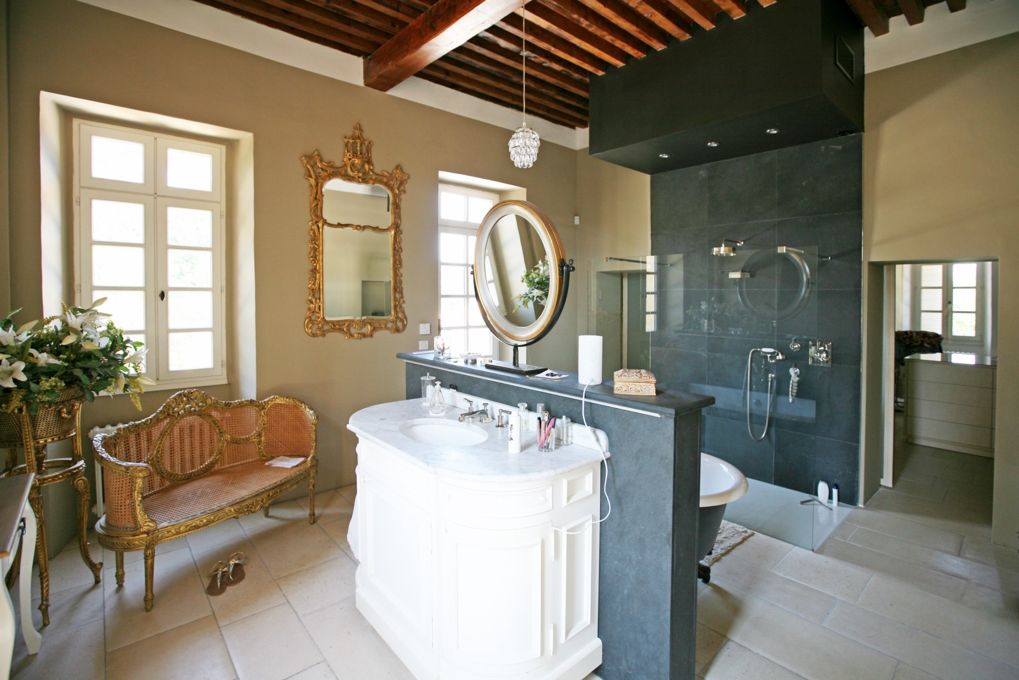 For sale, castle with outbuildings located between Uzès and Avignon