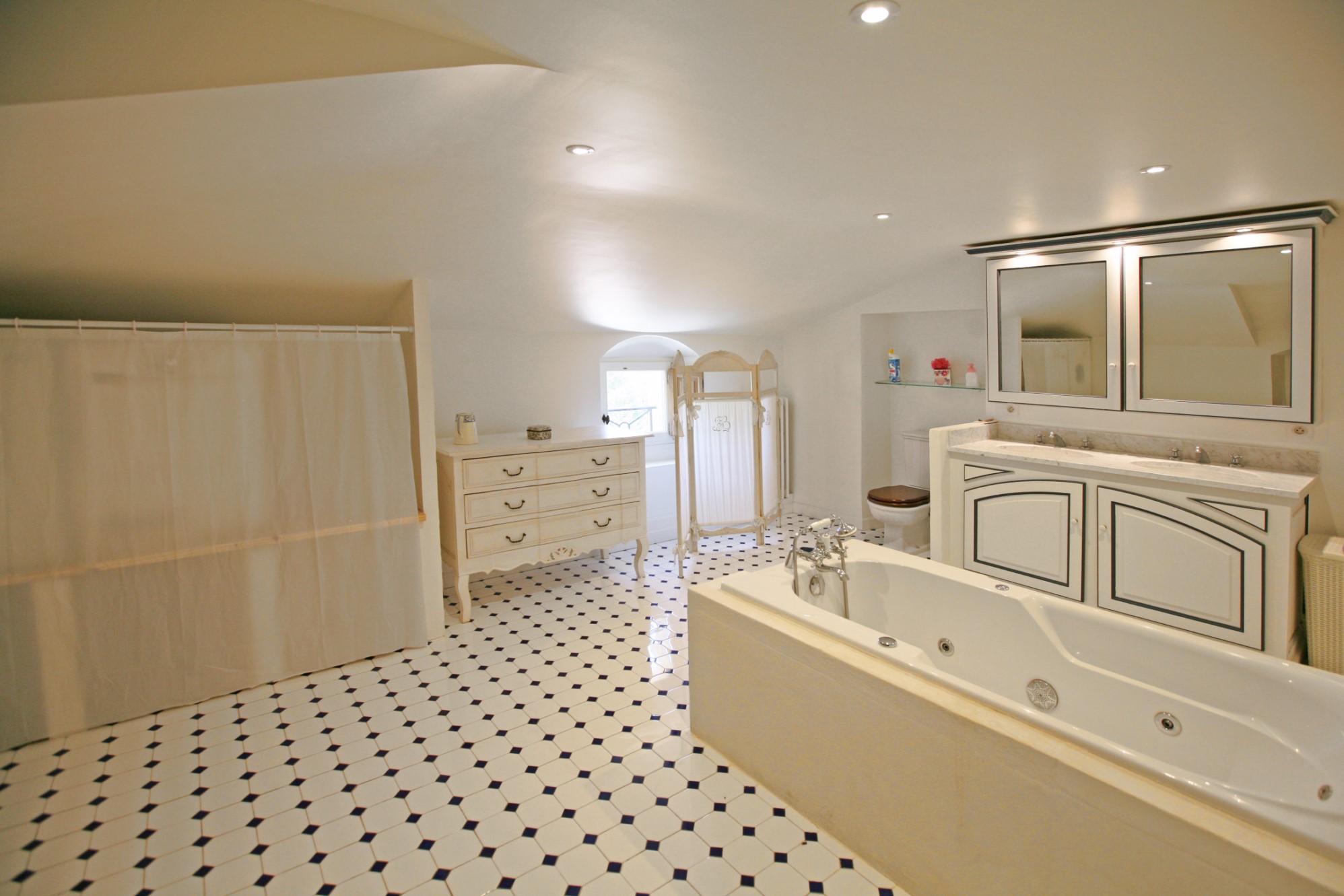 For sale, castle with outbuildings located between Uzès and Avignon