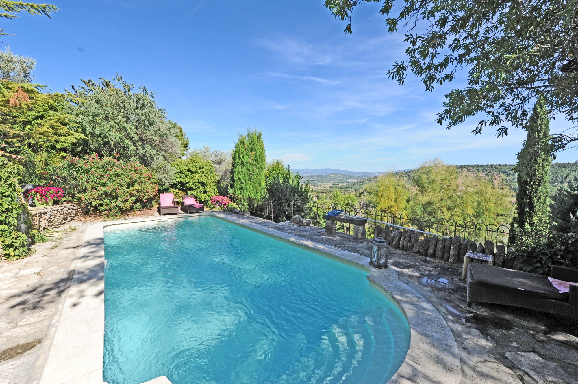 Piscine avec vue pour cette maison à vendre par ROSIER