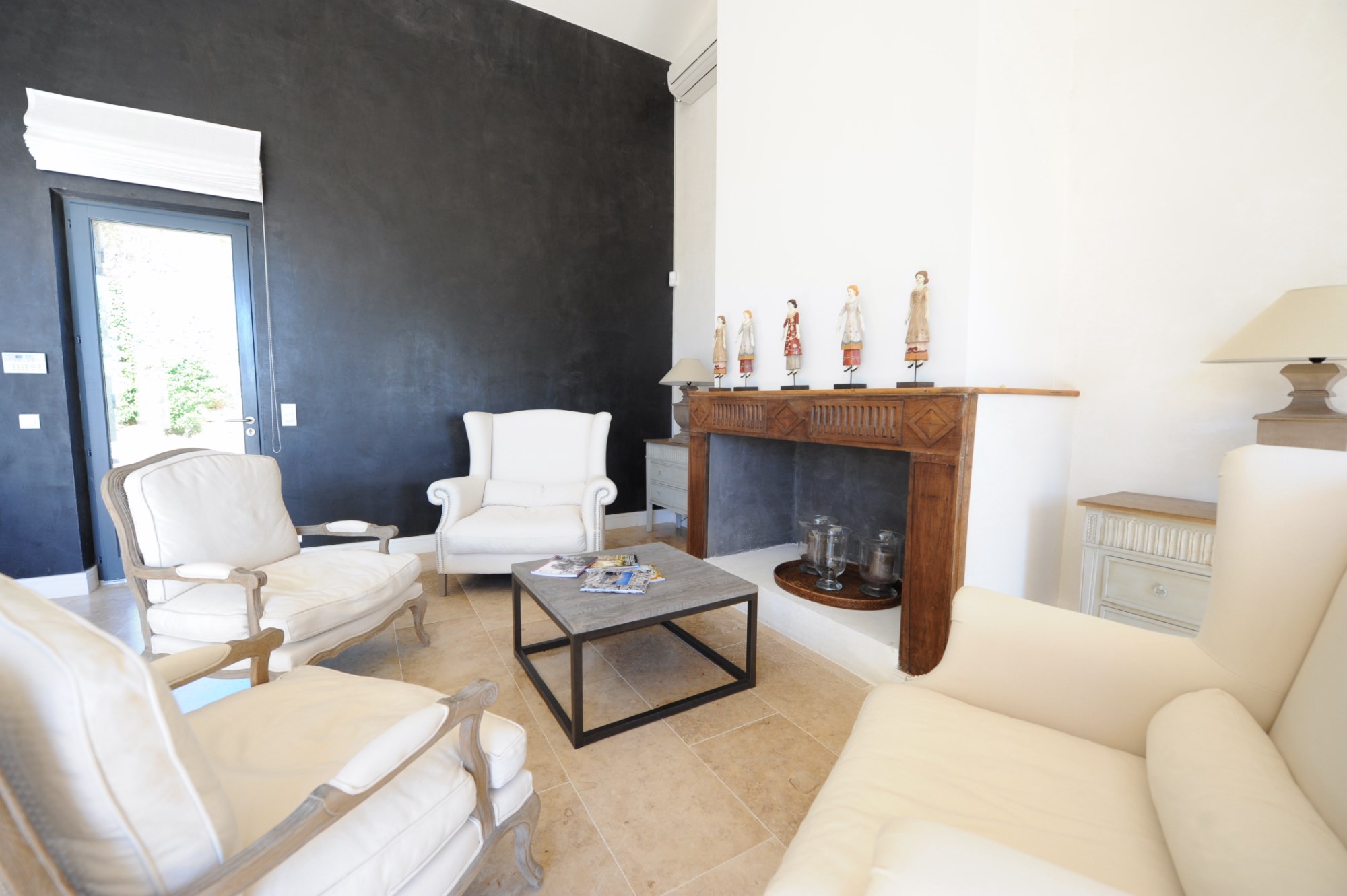 In a dominant position in Gordes and just a few minutes walk from the village centre, for sale, a stone-built property comprising a principal residence and a guest house with two swimming pools on 2 000 m² of land.