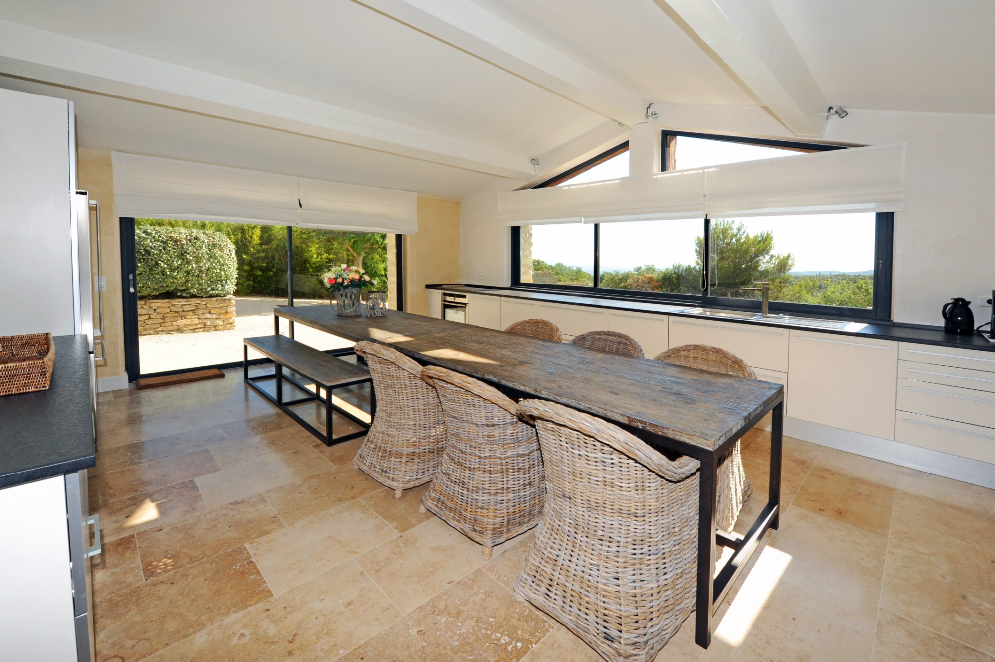 In a dominant position in Gordes and just a few minutes walk from the village centre, for sale, a stone-built property comprising a principal residence and a guest house with two swimming pools on 2 000 m² of land.