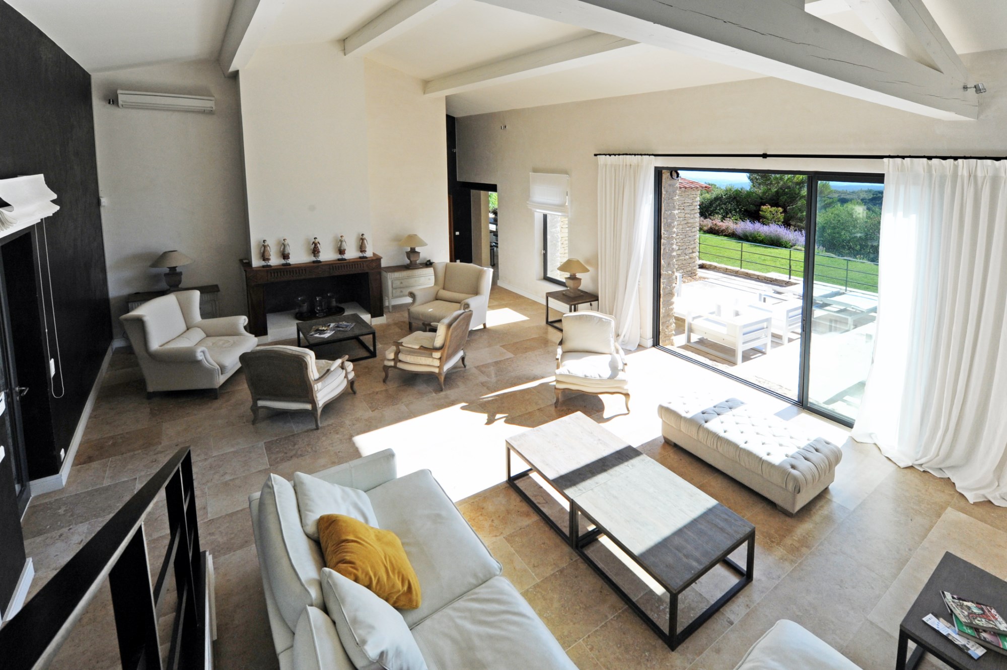 In a dominant position in Gordes and just a few minutes walk from the village centre, for sale, a stone-built property comprising a principal residence and a guest house with two swimming pools on 2 000 m² of land.