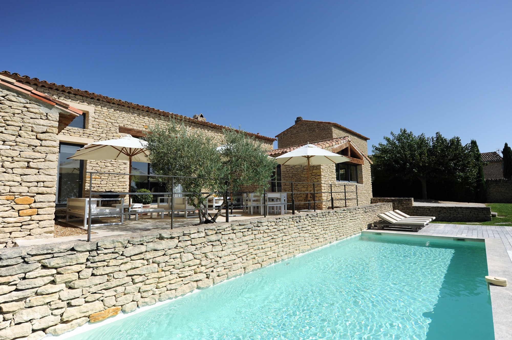 In a dominant position in Gordes and just a few minutes walk from the village centre, for sale, a stone-built property comprising a principal residence and a guest house with two swimming pools on 2 000 m² of land.