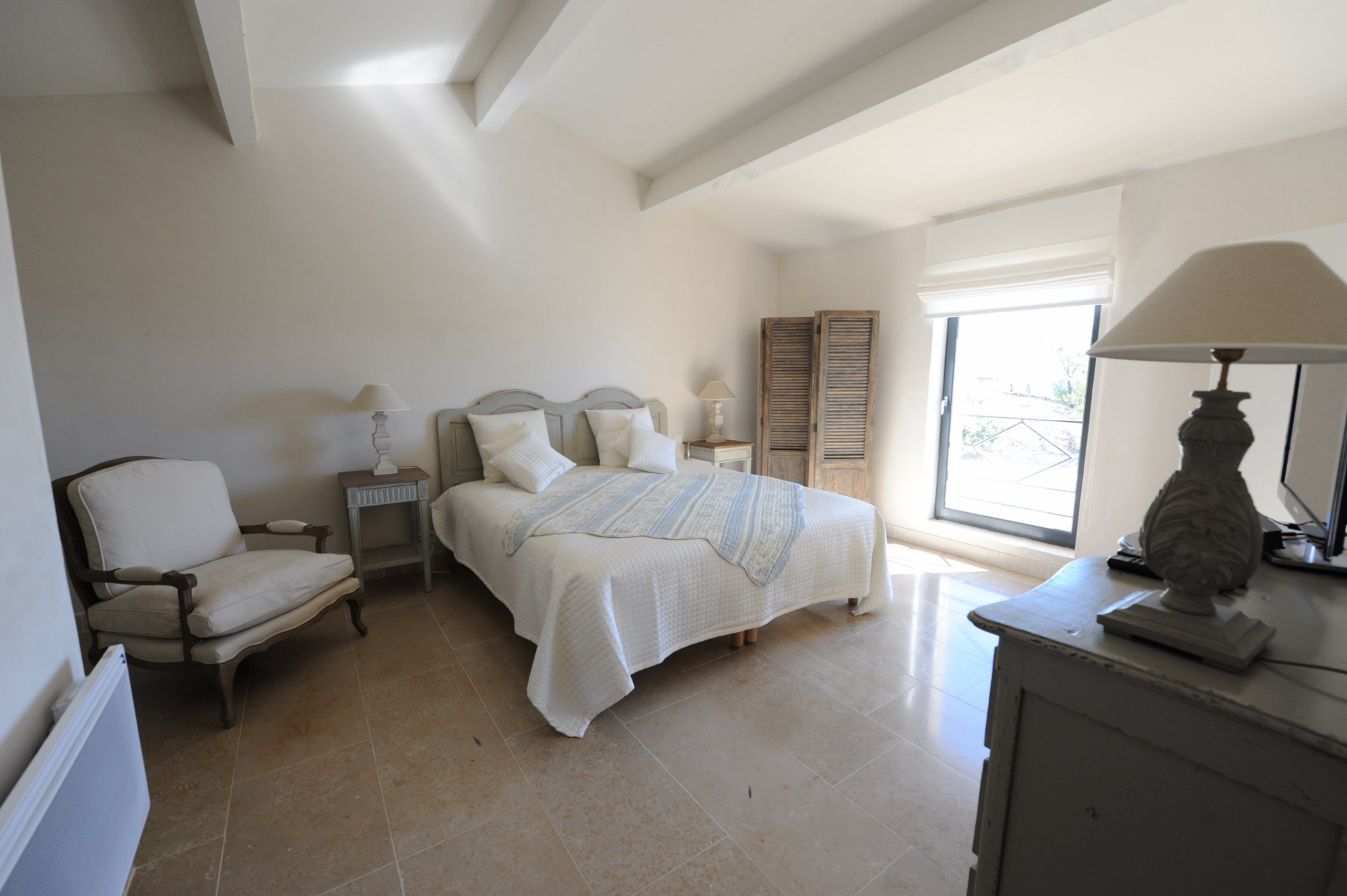 In a dominant position in Gordes and just a few minutes walk from the village centre, for sale, a stone-built property comprising a principal residence and a guest house with two swimming pools on 2 000 m² of land.
