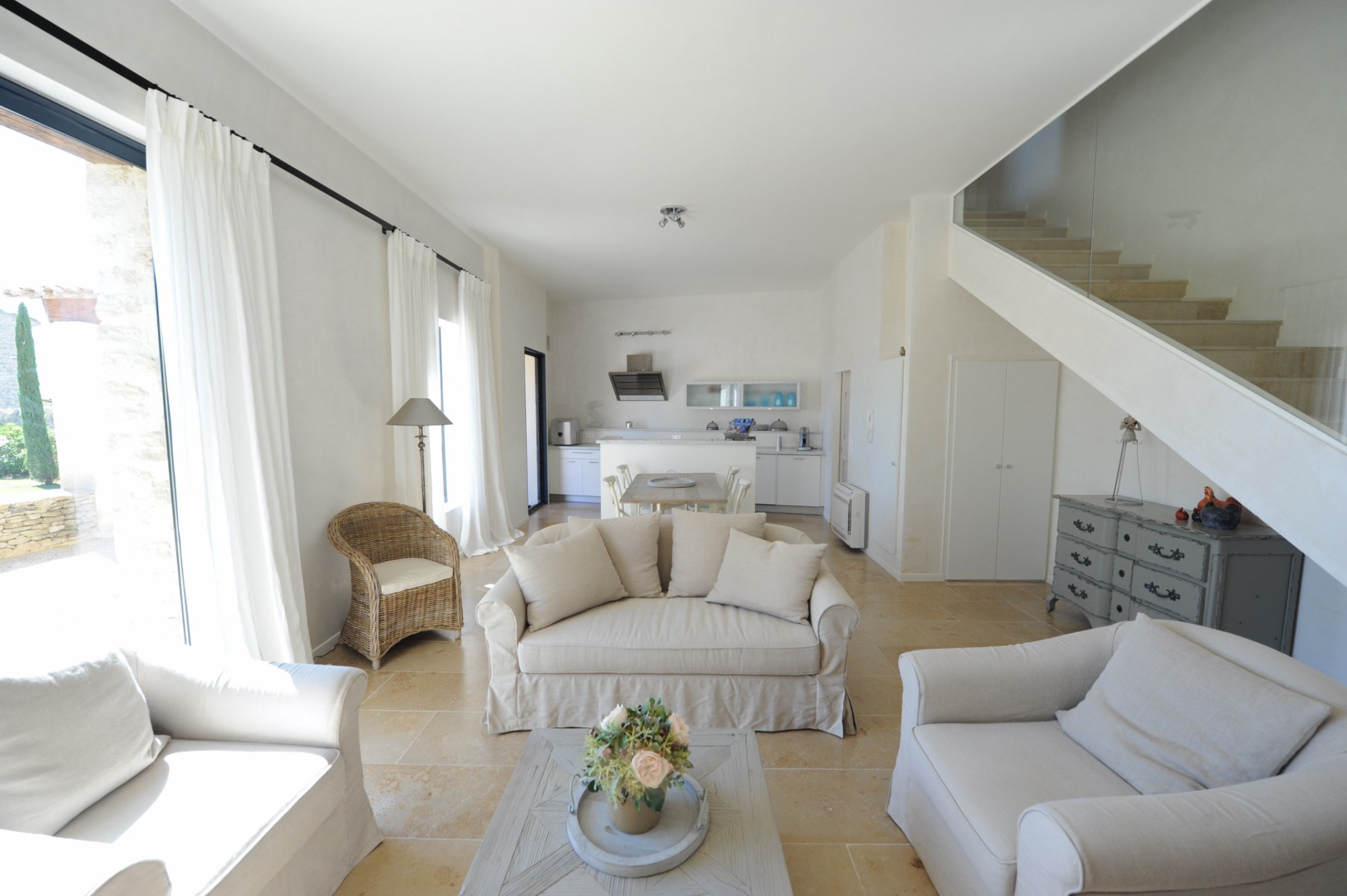 In a dominant position in Gordes and just a few minutes walk from the village centre, for sale, a stone-built property comprising a principal residence and a guest house with two swimming pools on 2 000 m² of land.