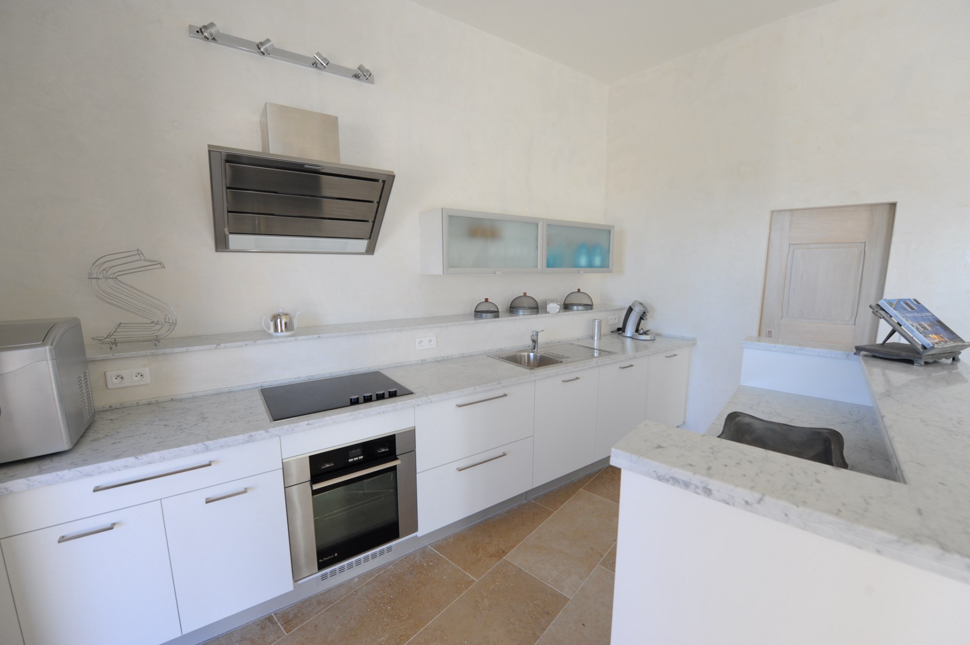 In a dominant position in Gordes and just a few minutes walk from the village centre, for sale, a stone-built property comprising a principal residence and a guest house with two swimming pools on 2 000 m² of land.