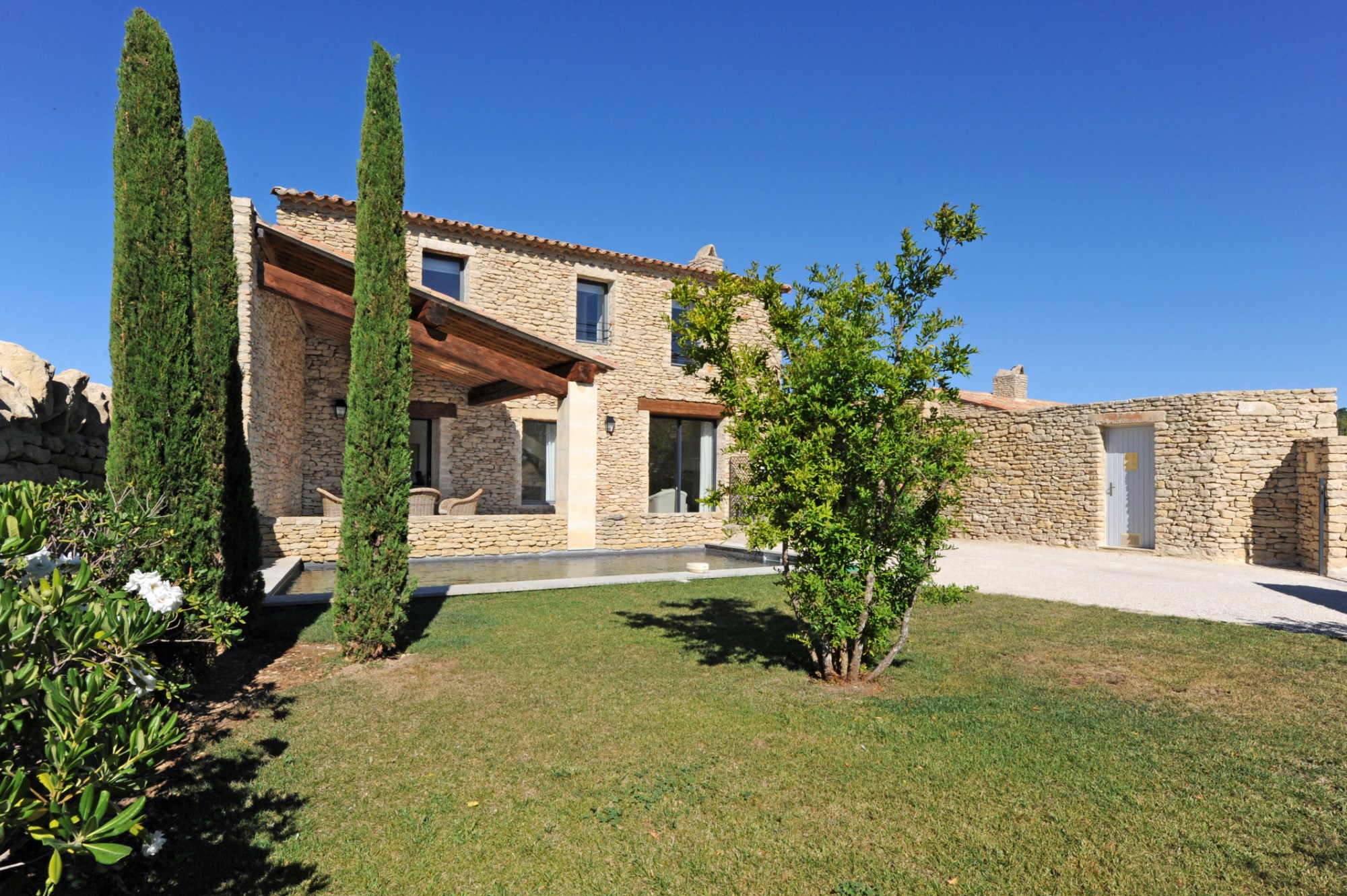 In a dominant position in Gordes and just a few minutes walk from the village centre, for sale, a stone-built property comprising a principal residence and a guest house with two swimming pools on 2 000 m² of land.