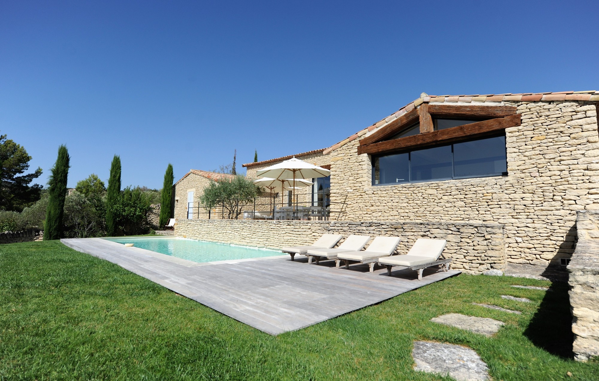In a dominant position in Gordes and just a few minutes walk from the village centre, for sale, a stone-built property comprising a principal residence and a guest house with two swimming pools on 2 000 m² of land.