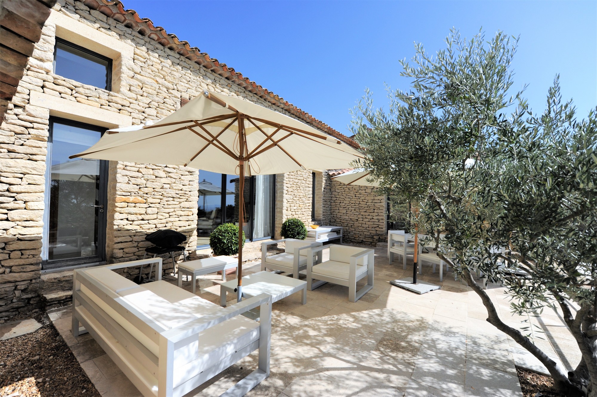 In a dominant position in Gordes and just a few minutes walk from the village centre, for sale, a stone-built property comprising a principal residence and a guest house with two swimming pools on 2 000 m² of land.