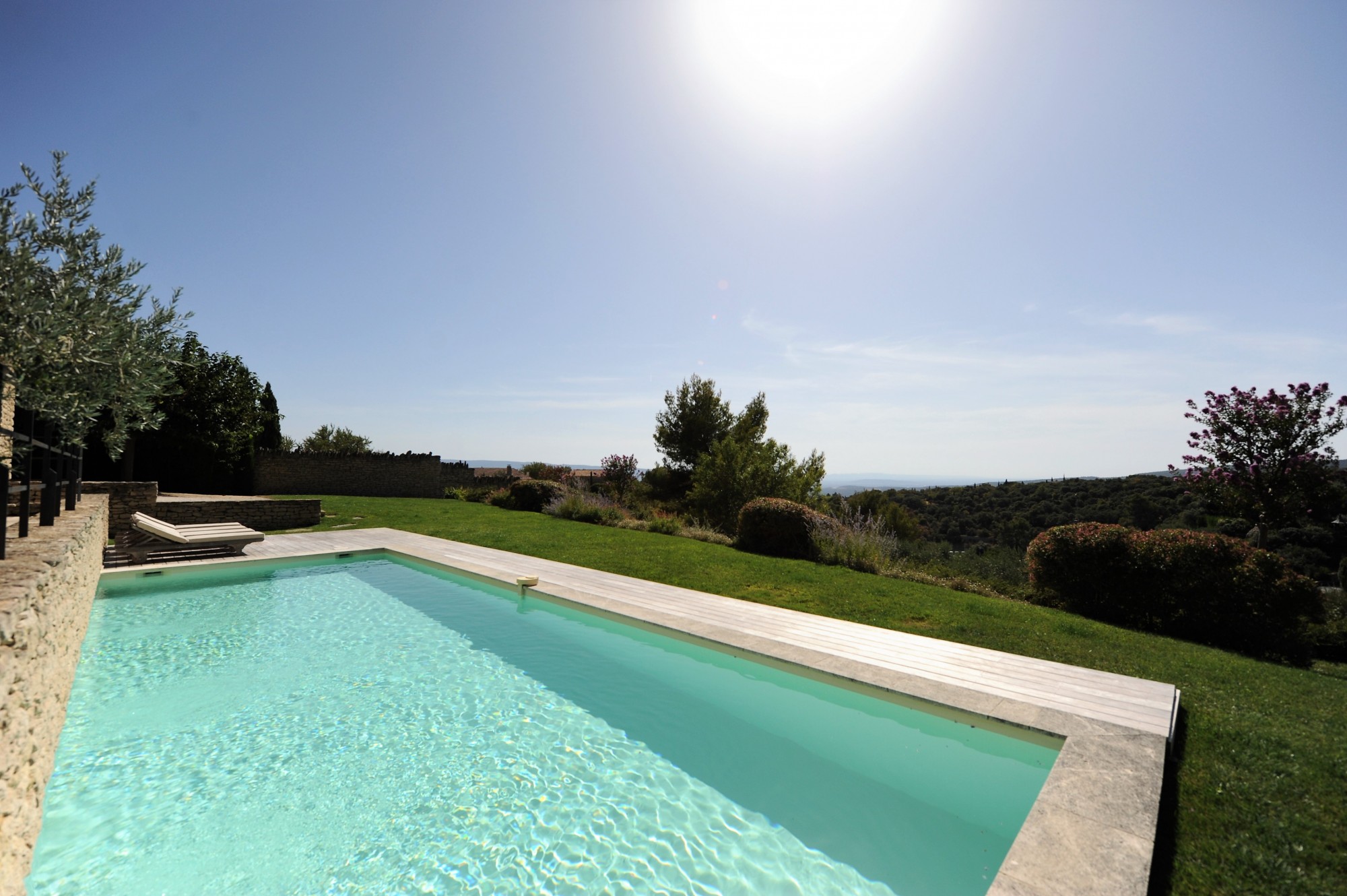In a dominant position in Gordes and just a few minutes walk from the village centre, for sale, a stone-built property comprising a principal residence and a guest house with two swimming pools on 2 000 m² of land.