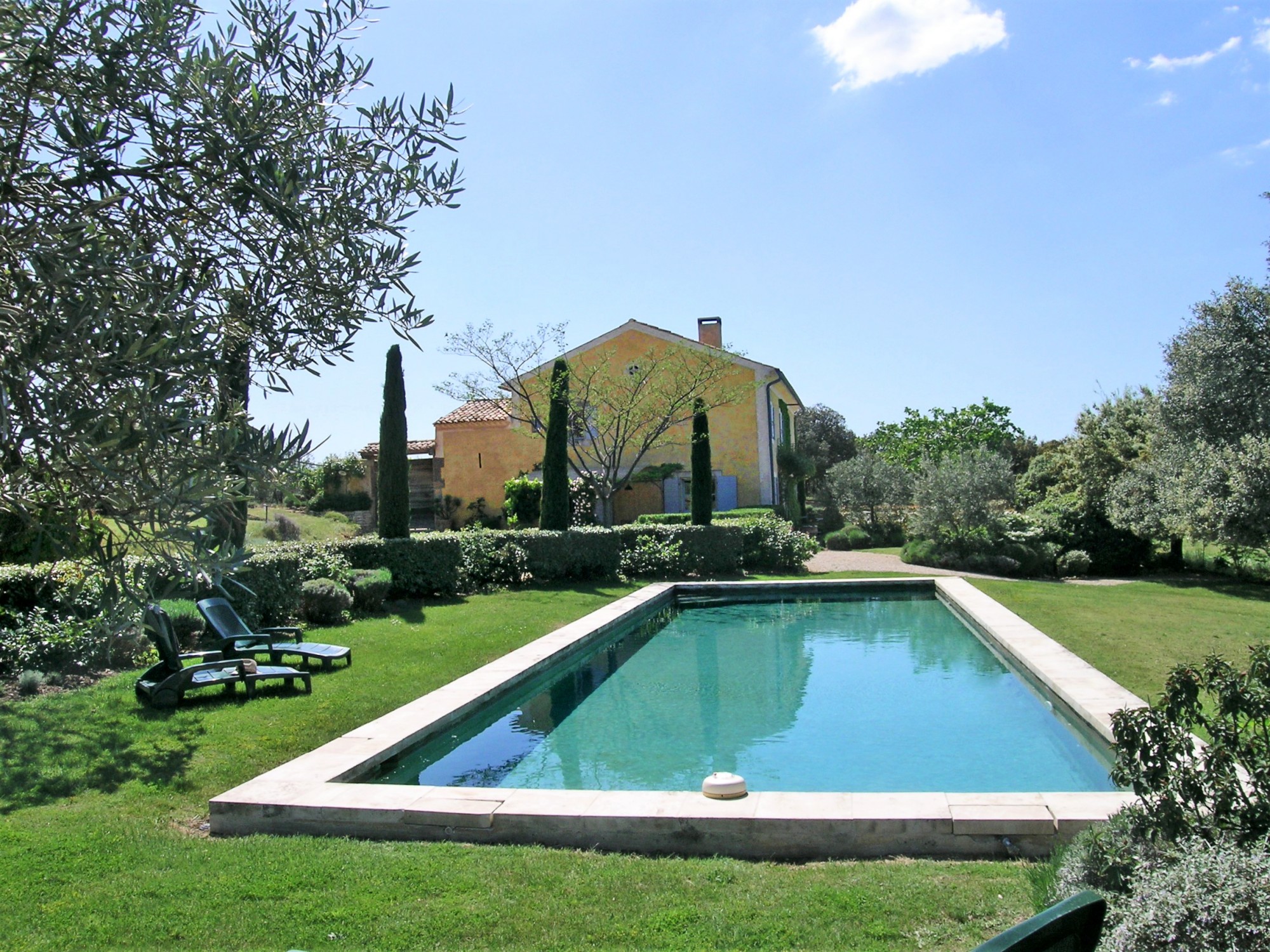 Luberon, Bastide with closed courtyard on over 7 hectares land.