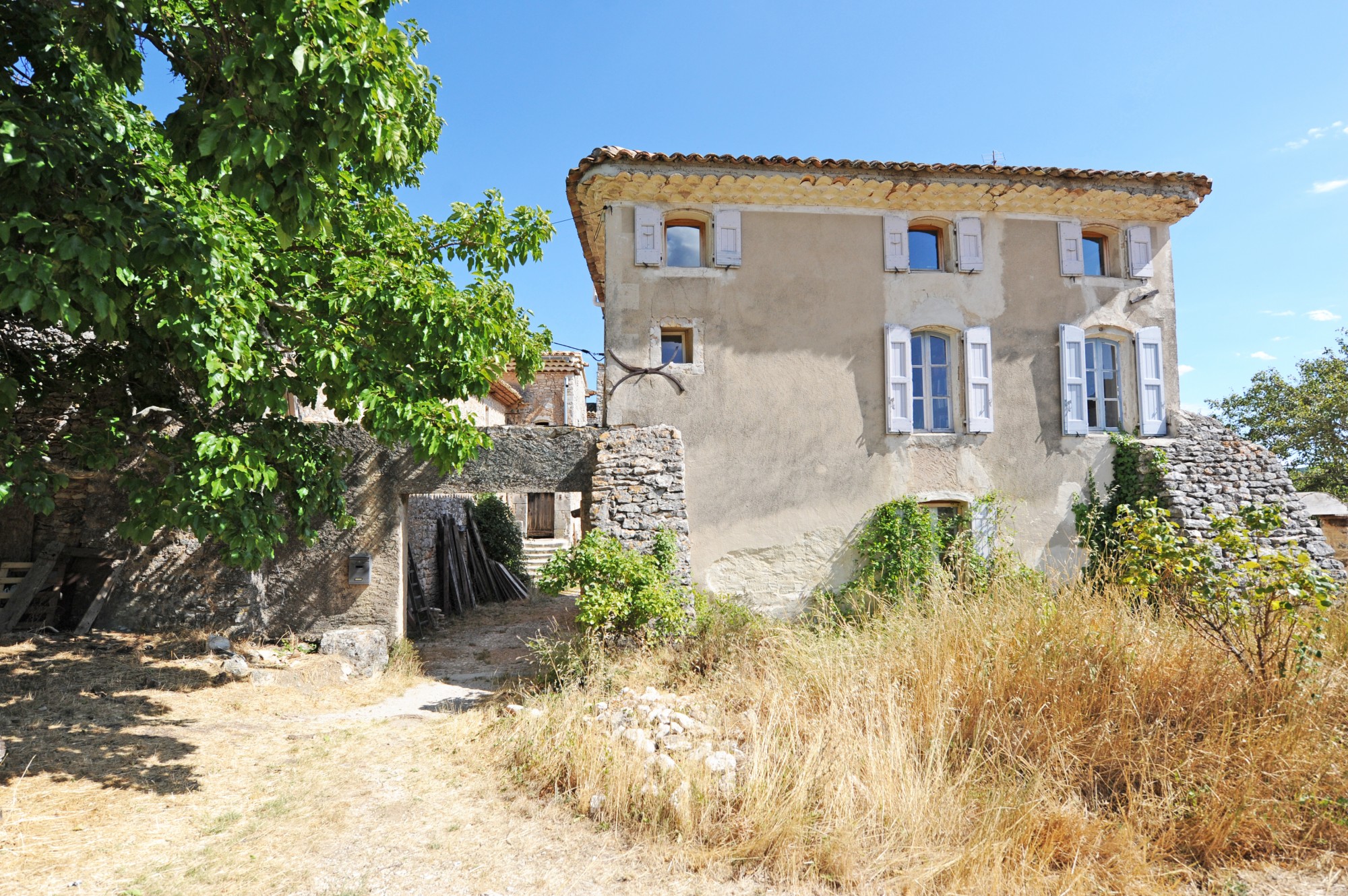 Beautiful mansion and superb stone building to renovate on 8 hectares