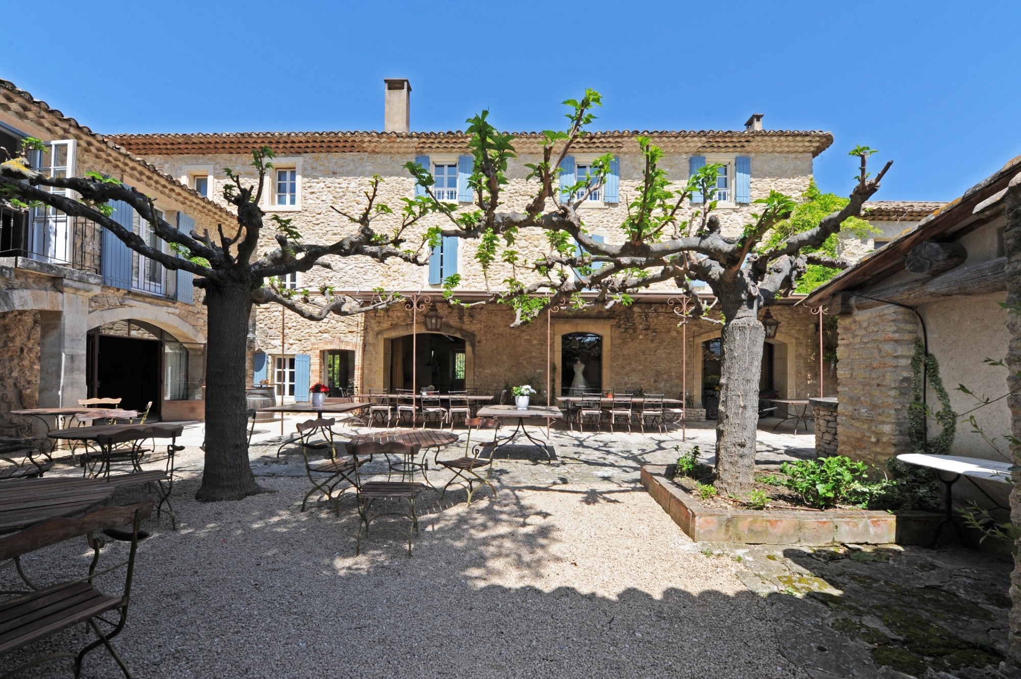 Large renovated farmhouse with 2 swimming pools facing the Luberon