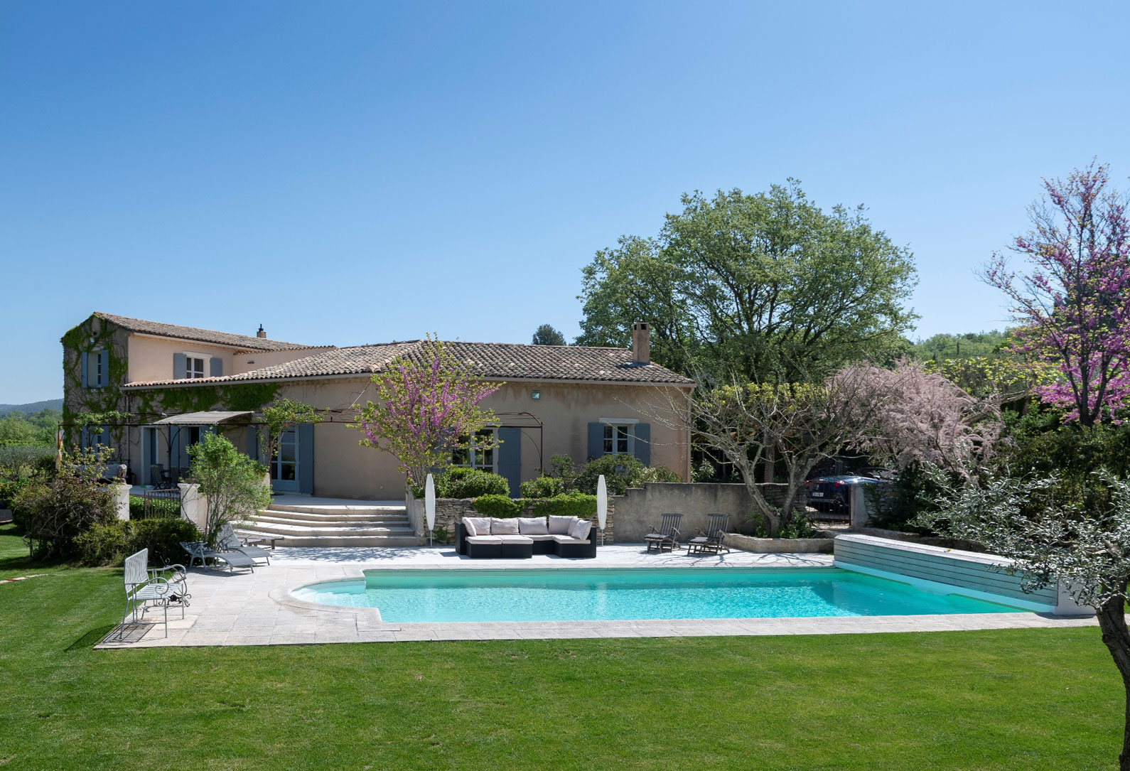 Bonnieux : Large contemporary villa in a dominant position