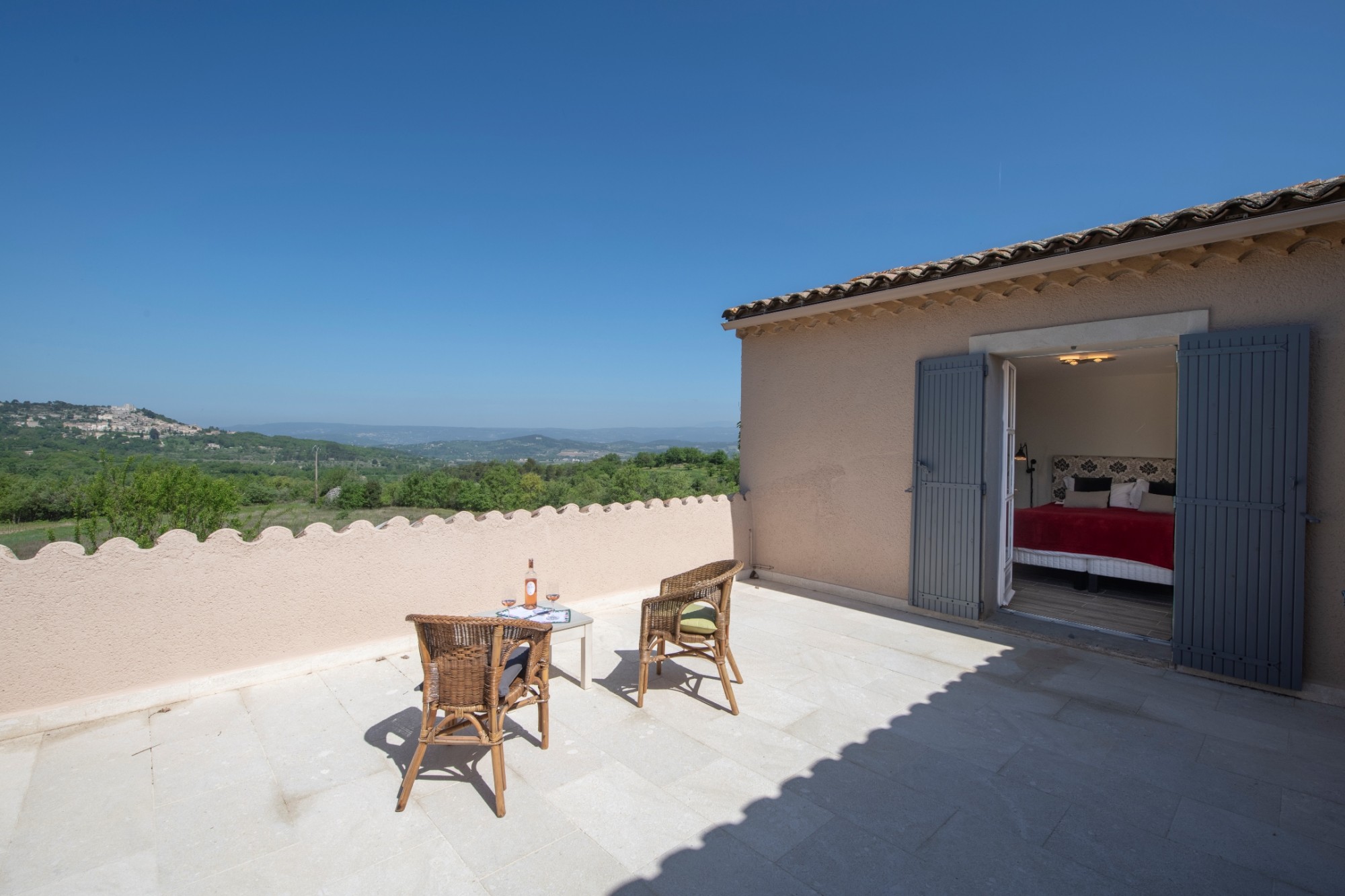 Bonnieux : Large contemporary villa in a dominant position