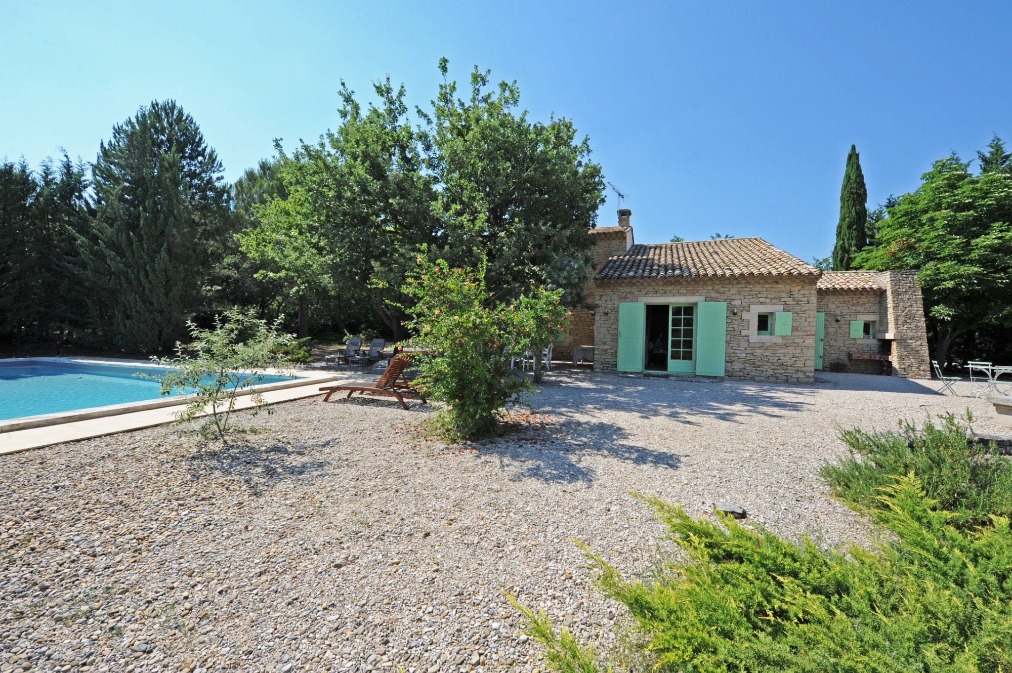 In Gordes, pleasant property with swimming pool on 6500 m²