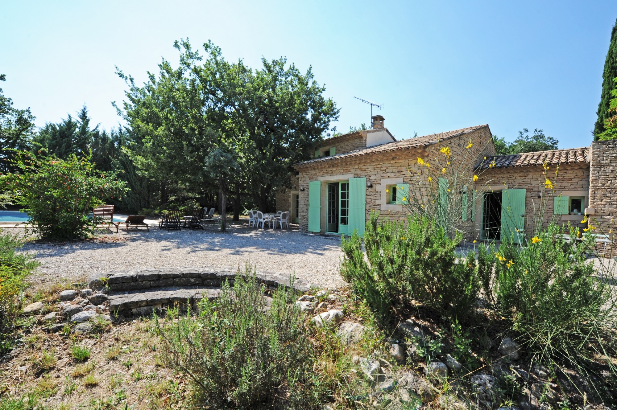 In Gordes, pleasant property with swimming pool on 6500 m²