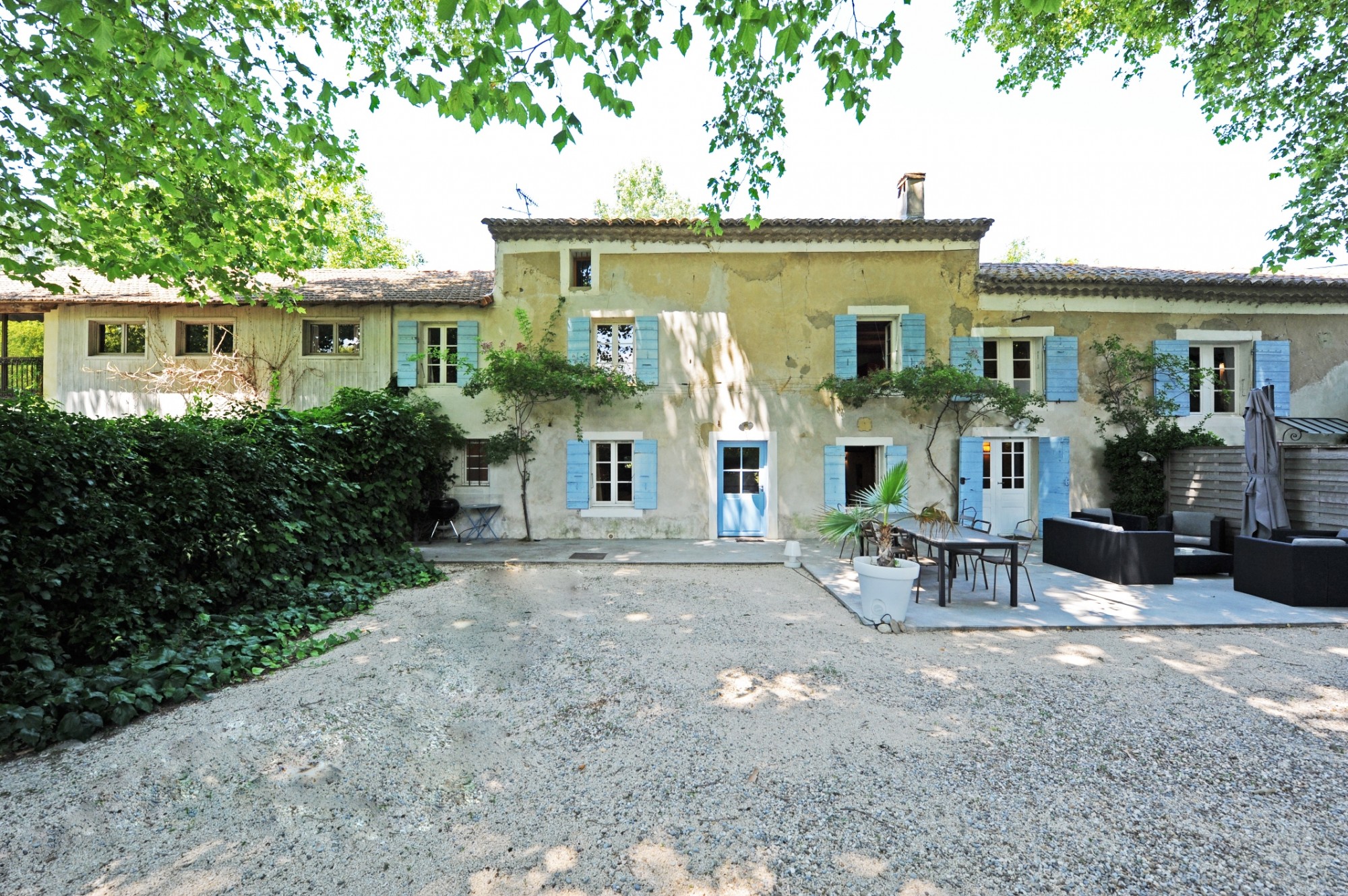 Isle sur la Sorgue: large renovated farmhouse with pool on 1.6 hectares
