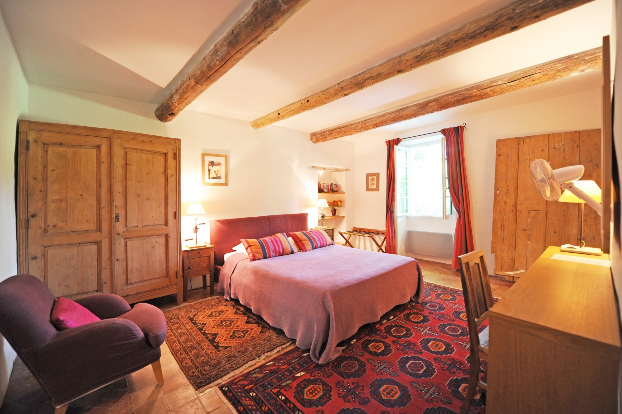 Isle sur la Sorgue: large renovated farmhouse with pool on 1.6 hectares