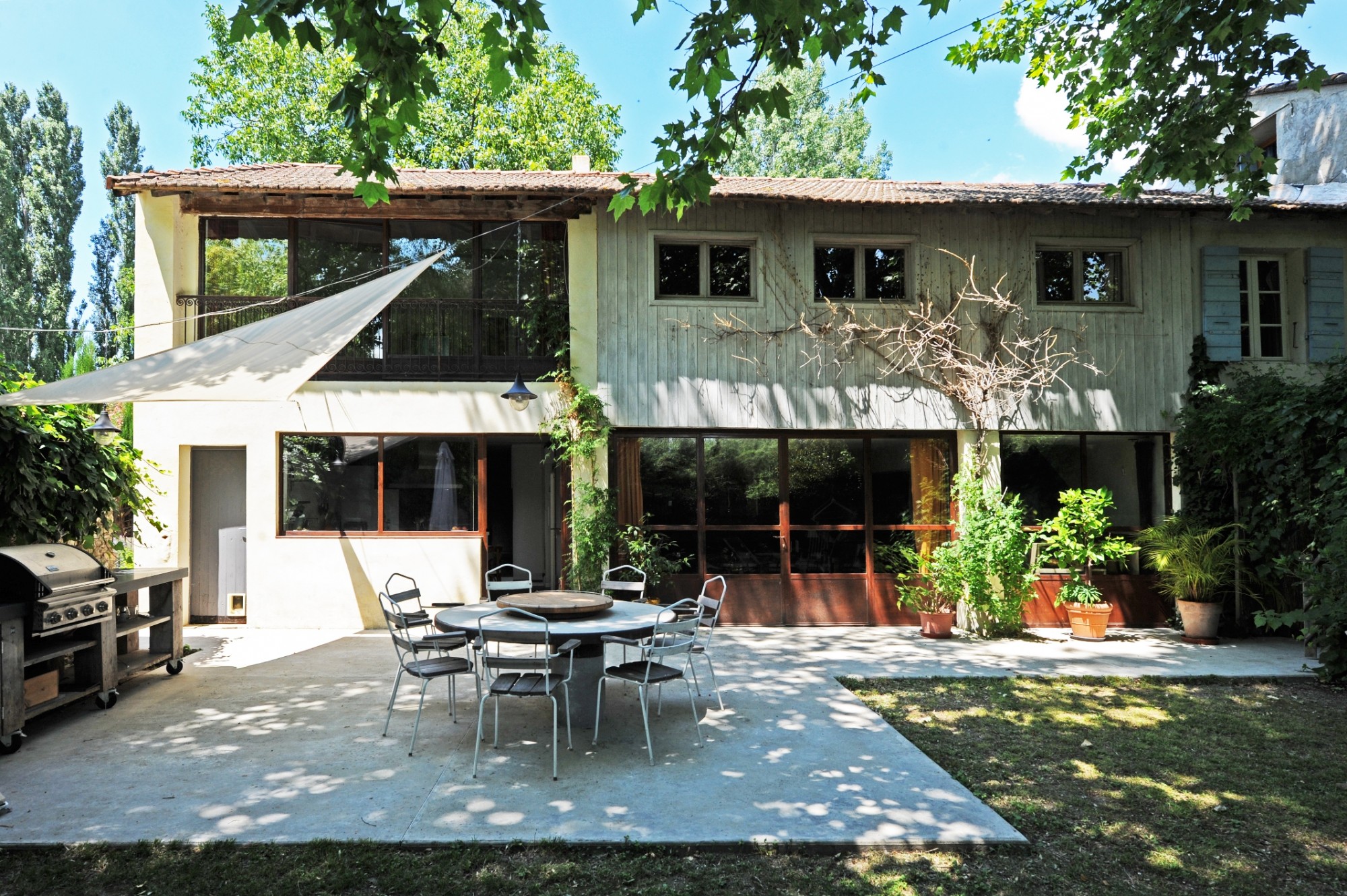 Isle sur la Sorgue: large renovated farmhouse with pool on 1.6 hectares