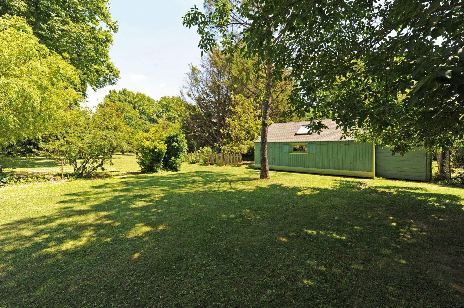 Isle sur la Sorgue: large renovated farmhouse with pool on 1.6 hectares