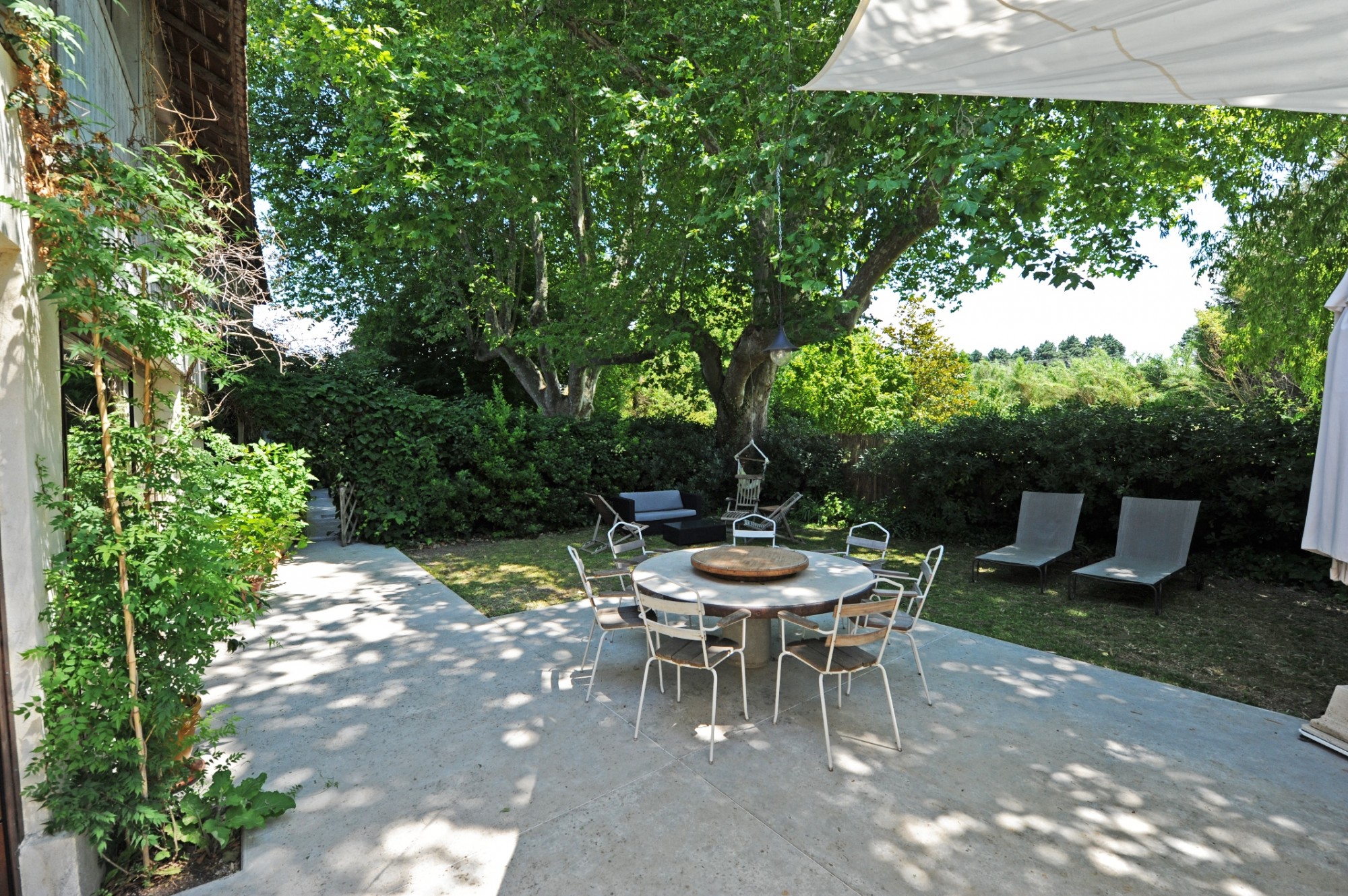 Isle sur la Sorgue: large renovated farmhouse with pool on 1.6 hectares