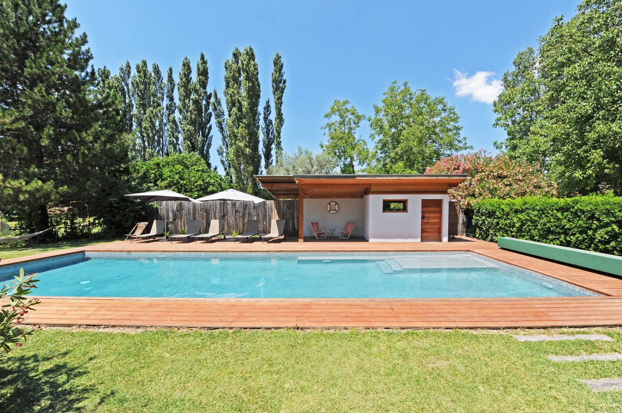 Isle sur la Sorgue: large renovated farmhouse with pool on 1.6 hectares