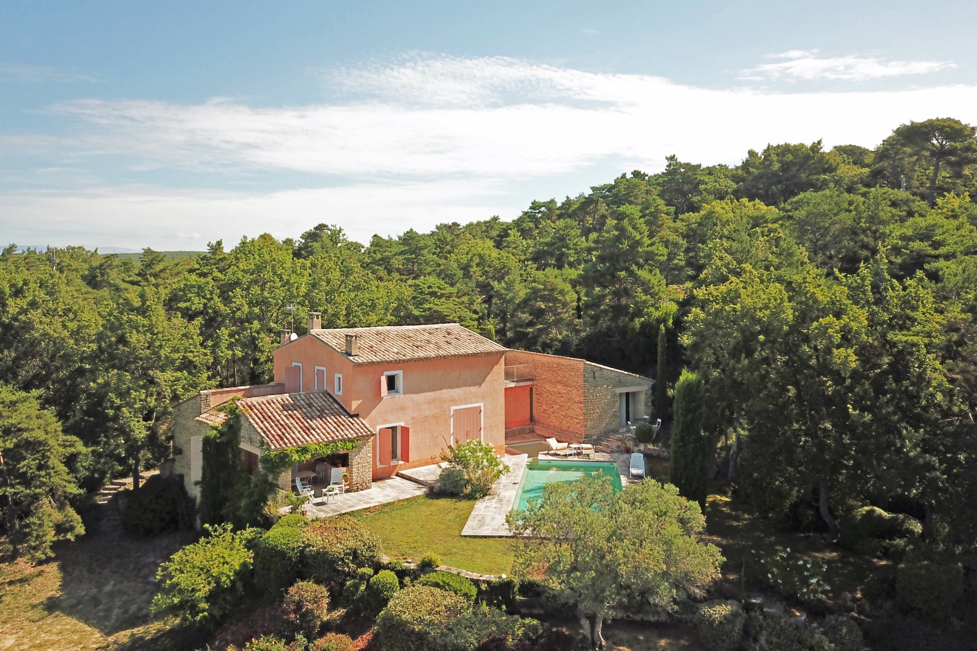 Contemporary property with pool overlooking Luberon and Alpilles