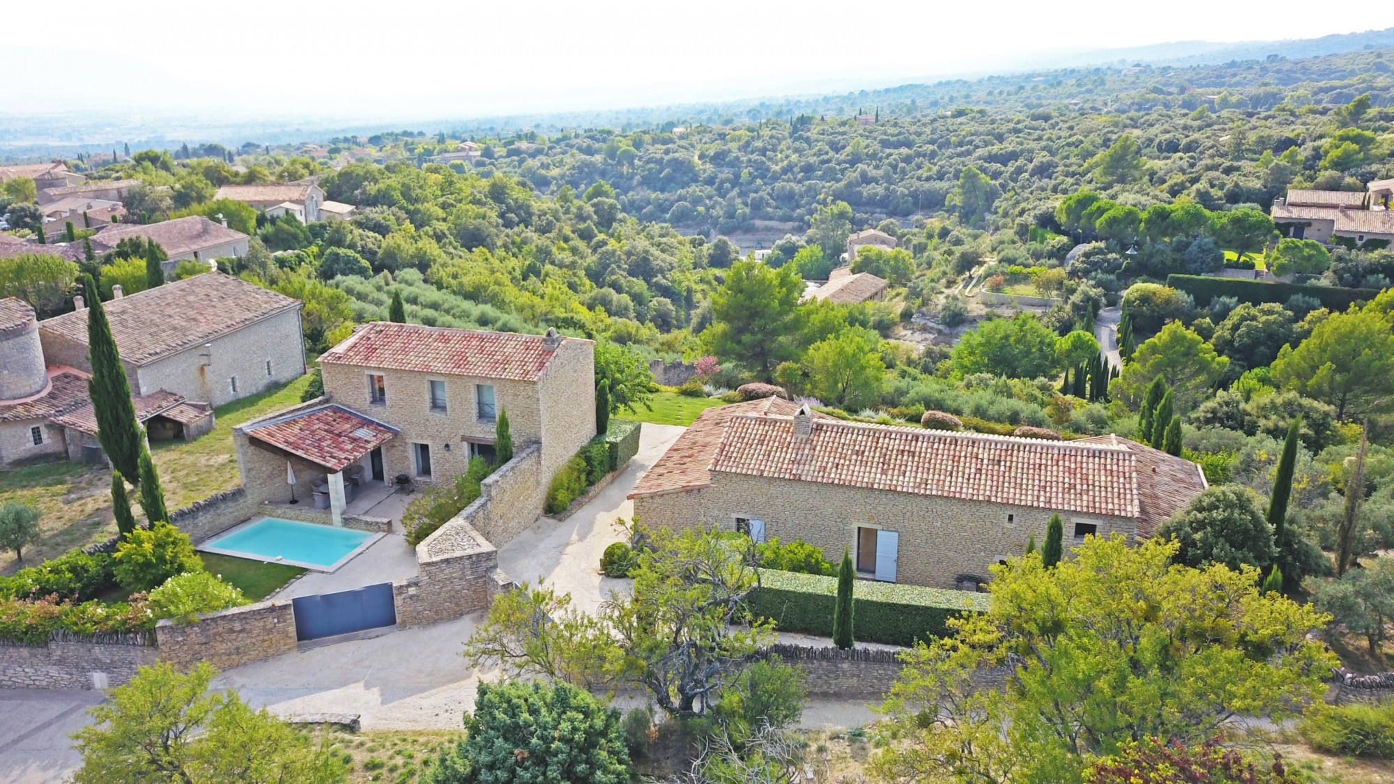 In a dominant position in Gordes and just a few minutes walk from the village centre, for sale, a stone-built property comprising a principal residence and a guest house with two swimming pools on 2 000 m² of land.