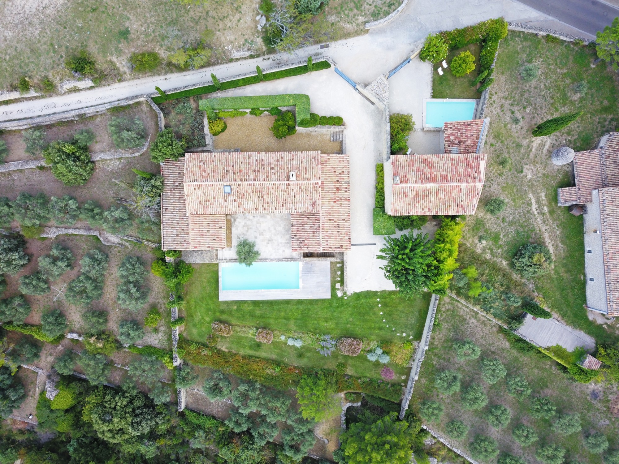 In a dominant position in Gordes and just a few minutes walk from the village centre, for sale, a stone-built property comprising a principal residence and a guest house with two swimming pools on 2 000 m² of land.