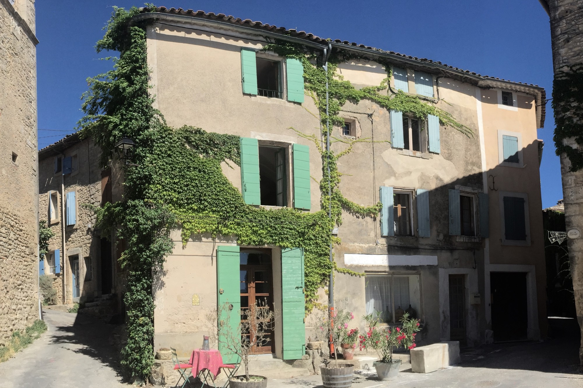 Luberon, old chapel renovated in the heart of a charming hilltop village