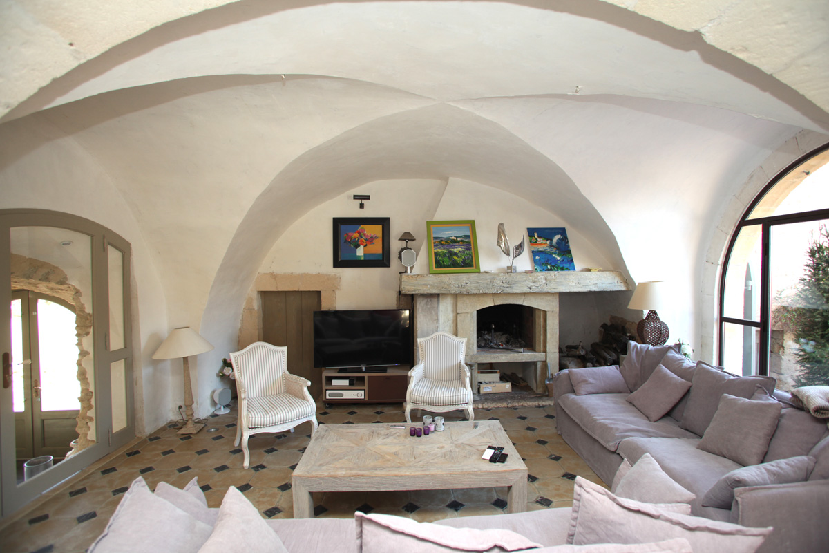 For sale in Provence, in luberon, estate of XVIIth century entirely renovated, composed of several buildings for a total surface of 1100 sqm on a 10 hectares land