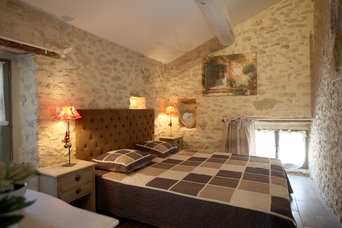For sale in Provence, in luberon, estate of XVIIth century entirely renovated, composed of several buildings for a total surface of 1100 sqm on a 10 hectares land