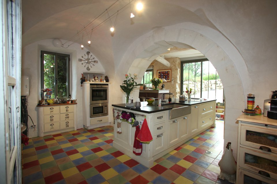 For sale in Provence, in luberon, estate of XVIIth century entirely renovated, composed of several buildings for a total surface of 1100 sqm on a 10 hectares land