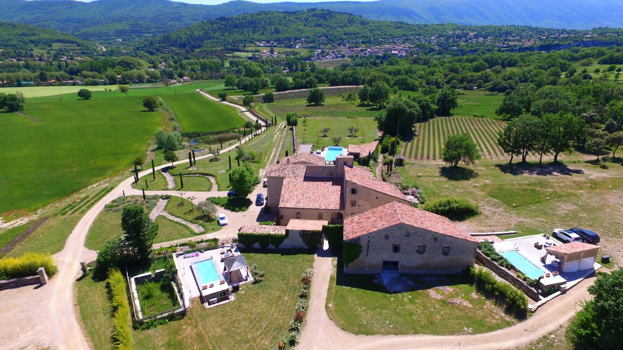 For sale in Provence, in luberon, estate of XVIIth century entirely renovated, composed of several buildings for a total surface of 1100 sqm on a 10 hectares land