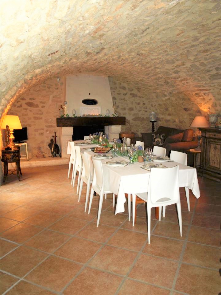 Restored 18th century farmhouse, facing the Luberon.