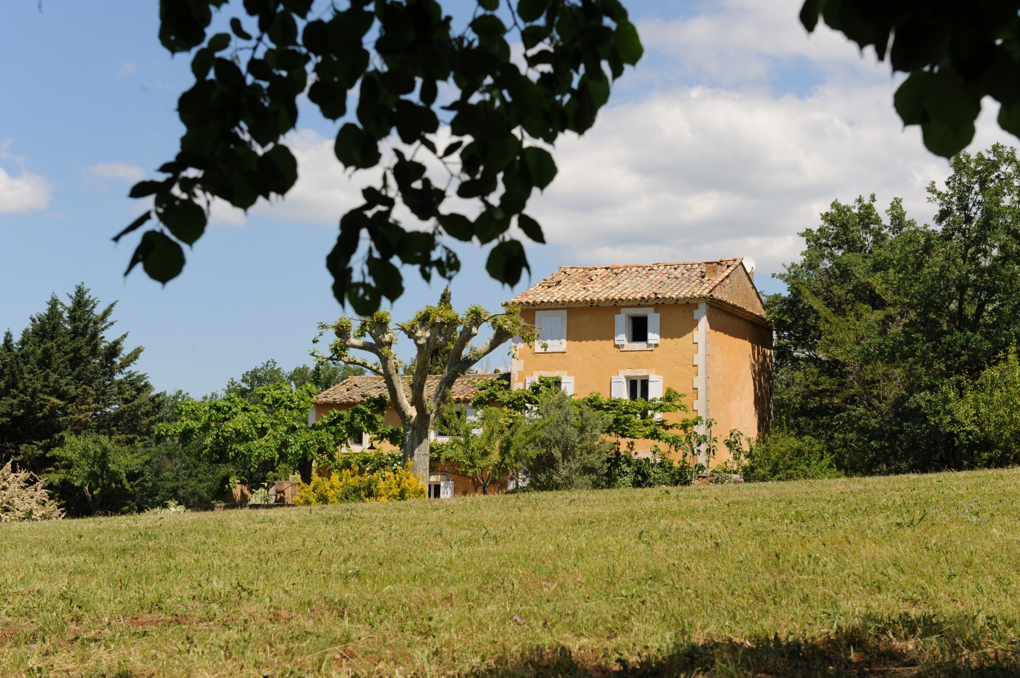 In the Luberon countryside, charming residence with courtyard and swimming pool