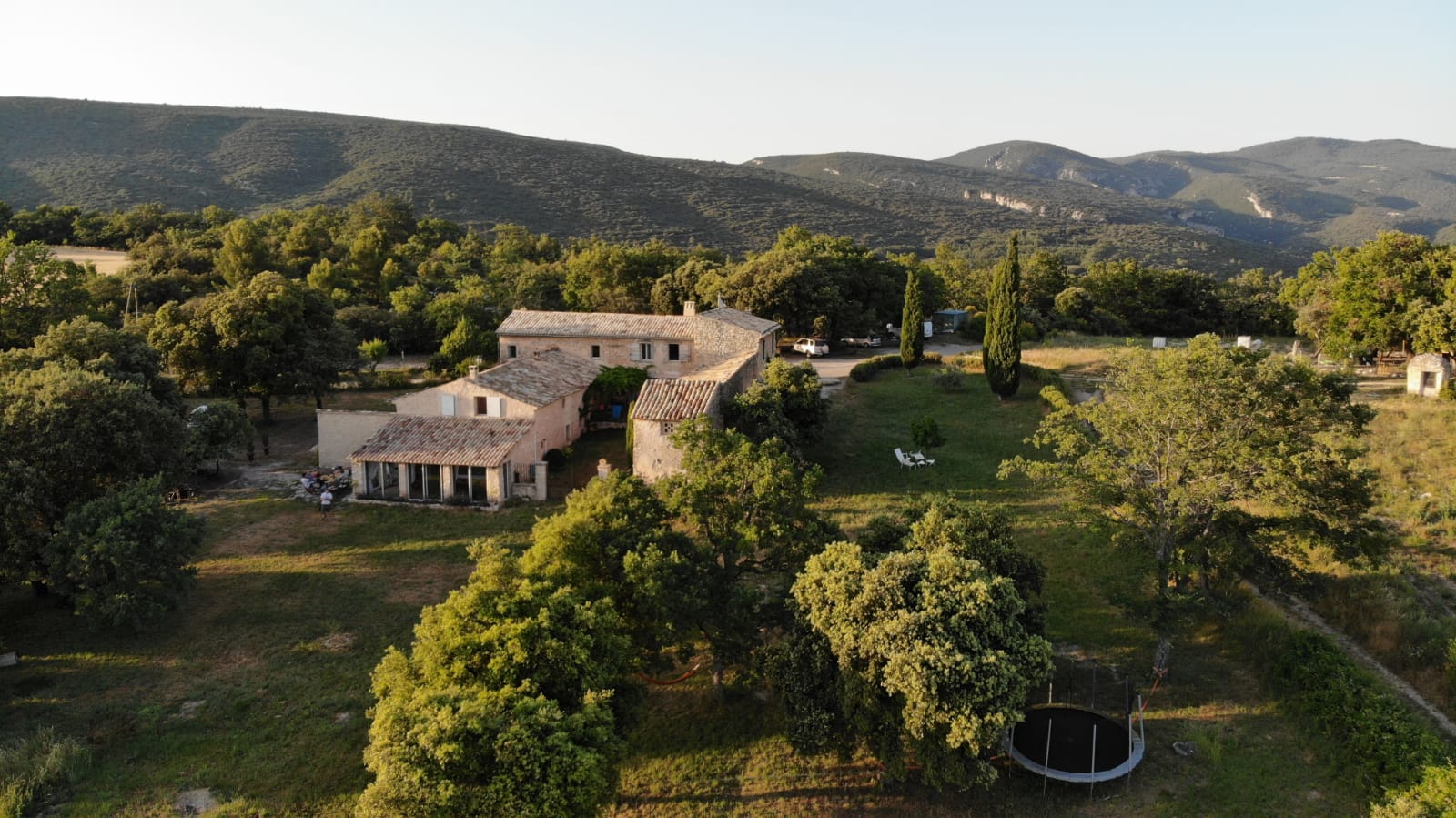 Authentic provencal farm facing the Luberon mountains