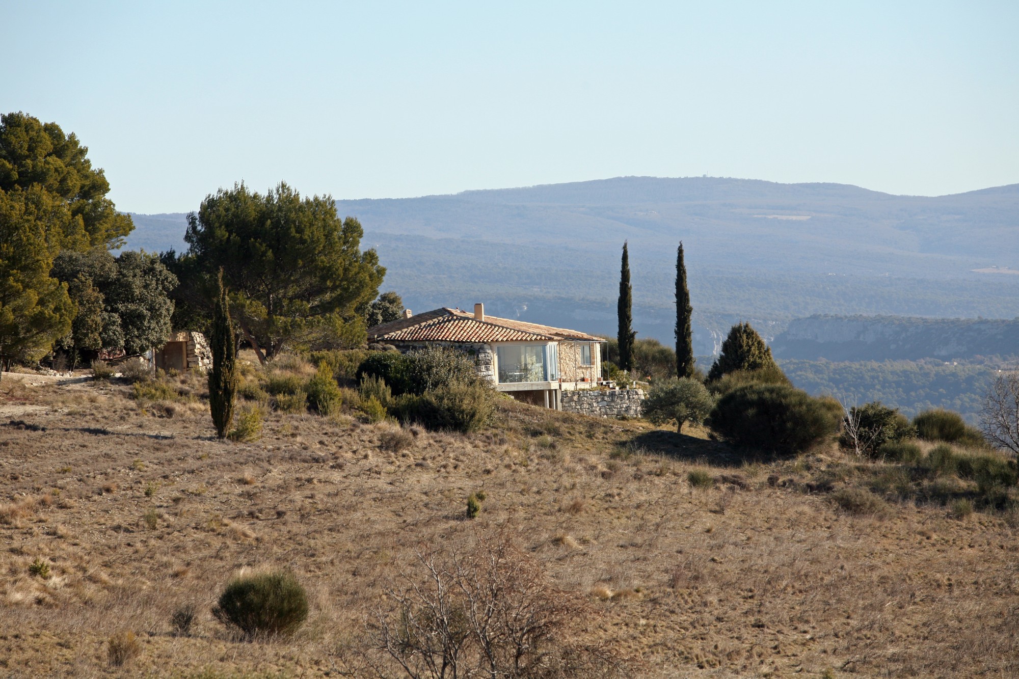 Luberon, contemporary house with an extraordinary view