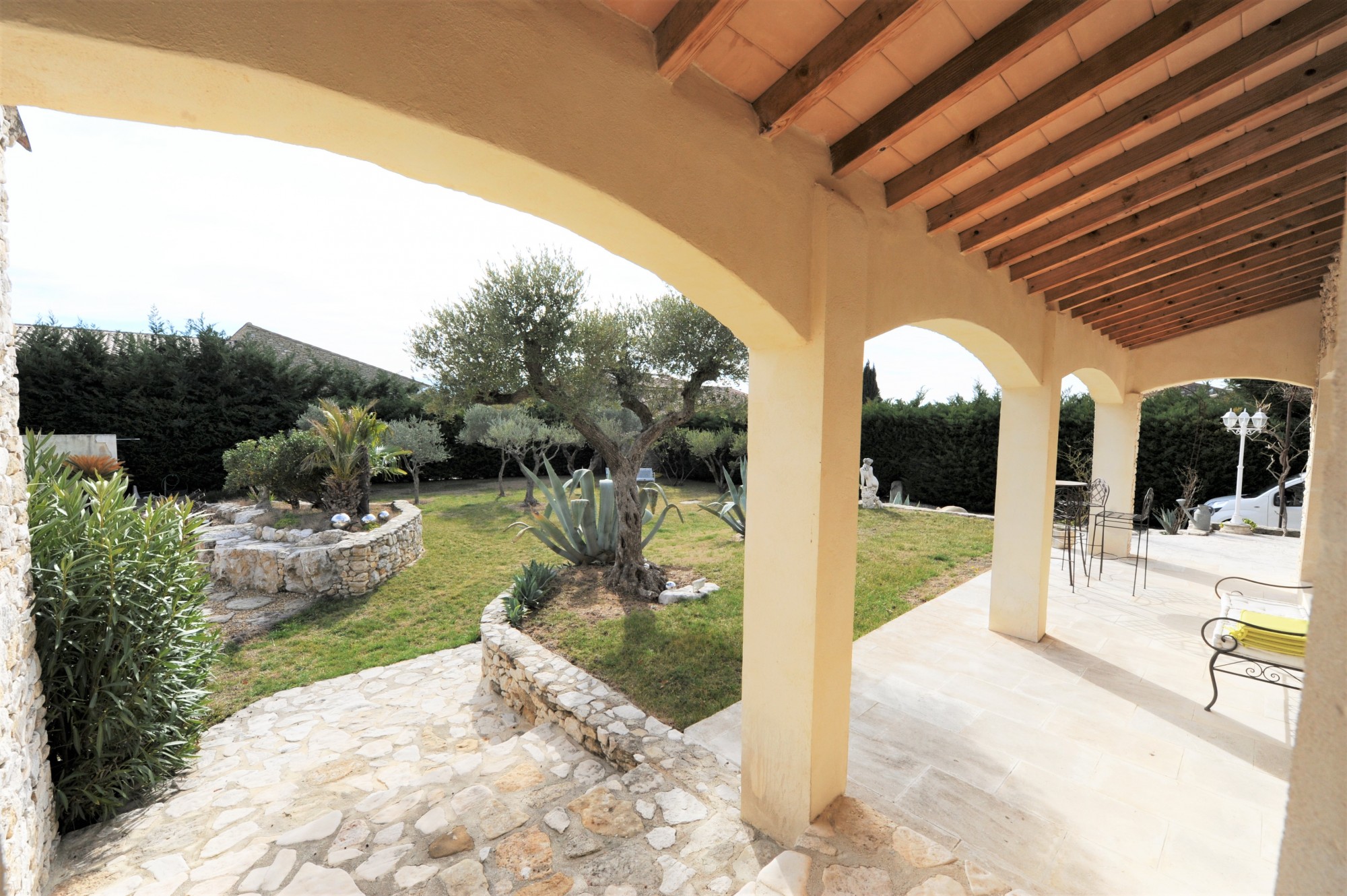 Gordes, stone house, on one level with swimming pool