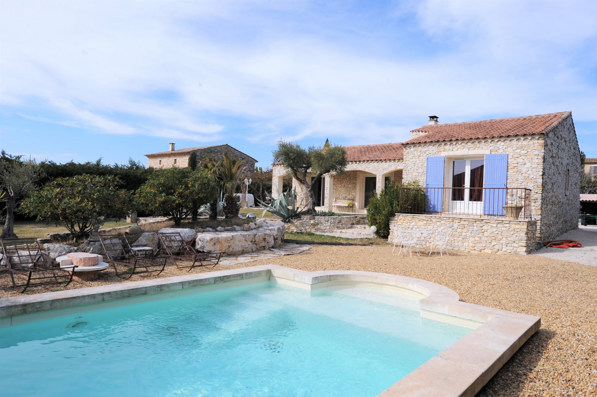 Gordes, stone house, on one level with swimming pool